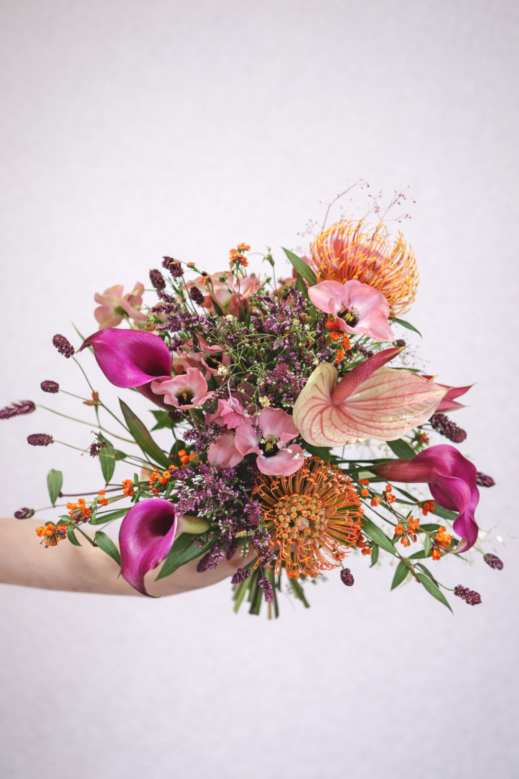 Bouquet tropical en tonos naranja y fucsia