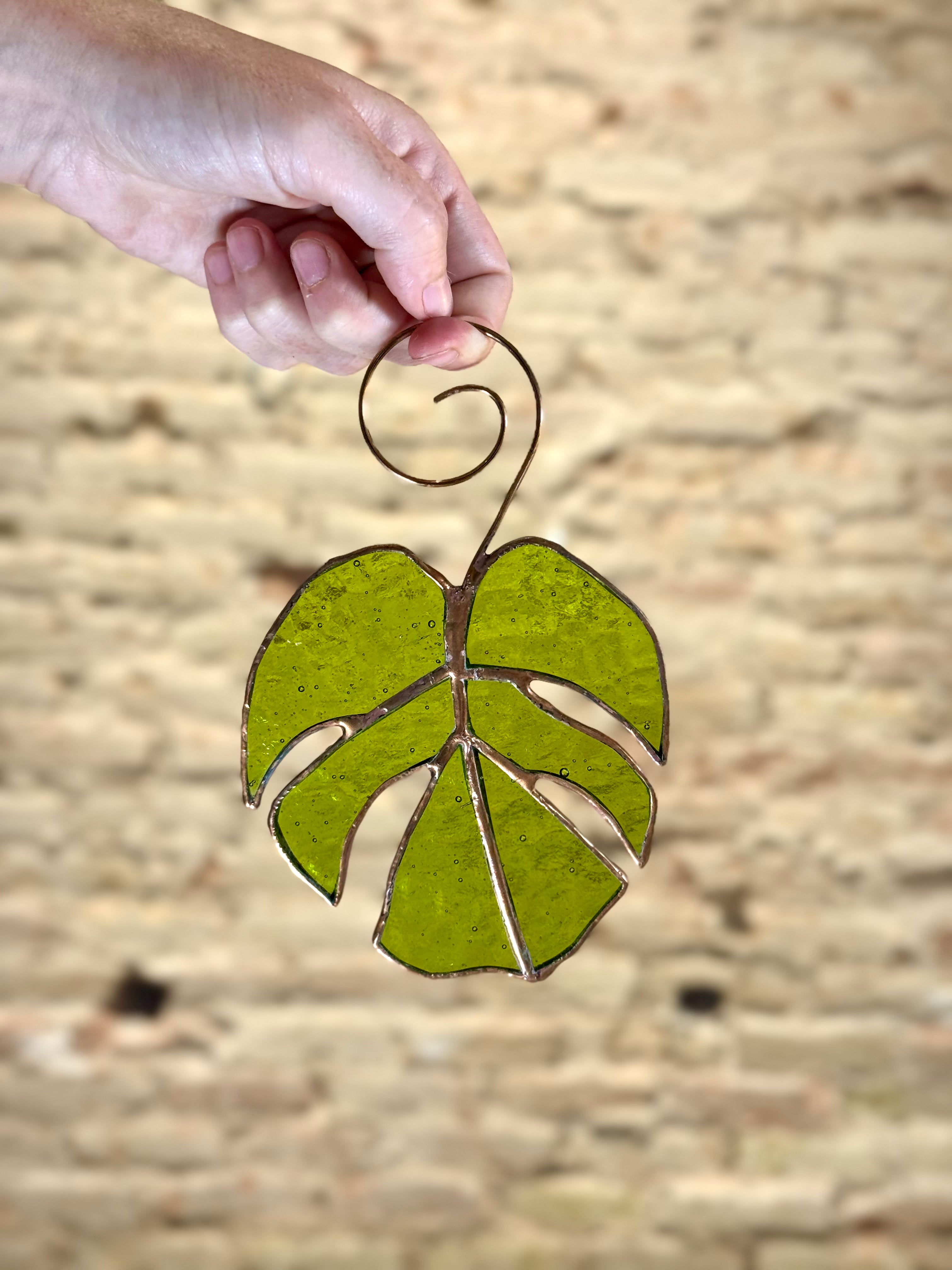 Hoja Monstera en Vidrio Decorativo – Adorno Colgante Artesanal