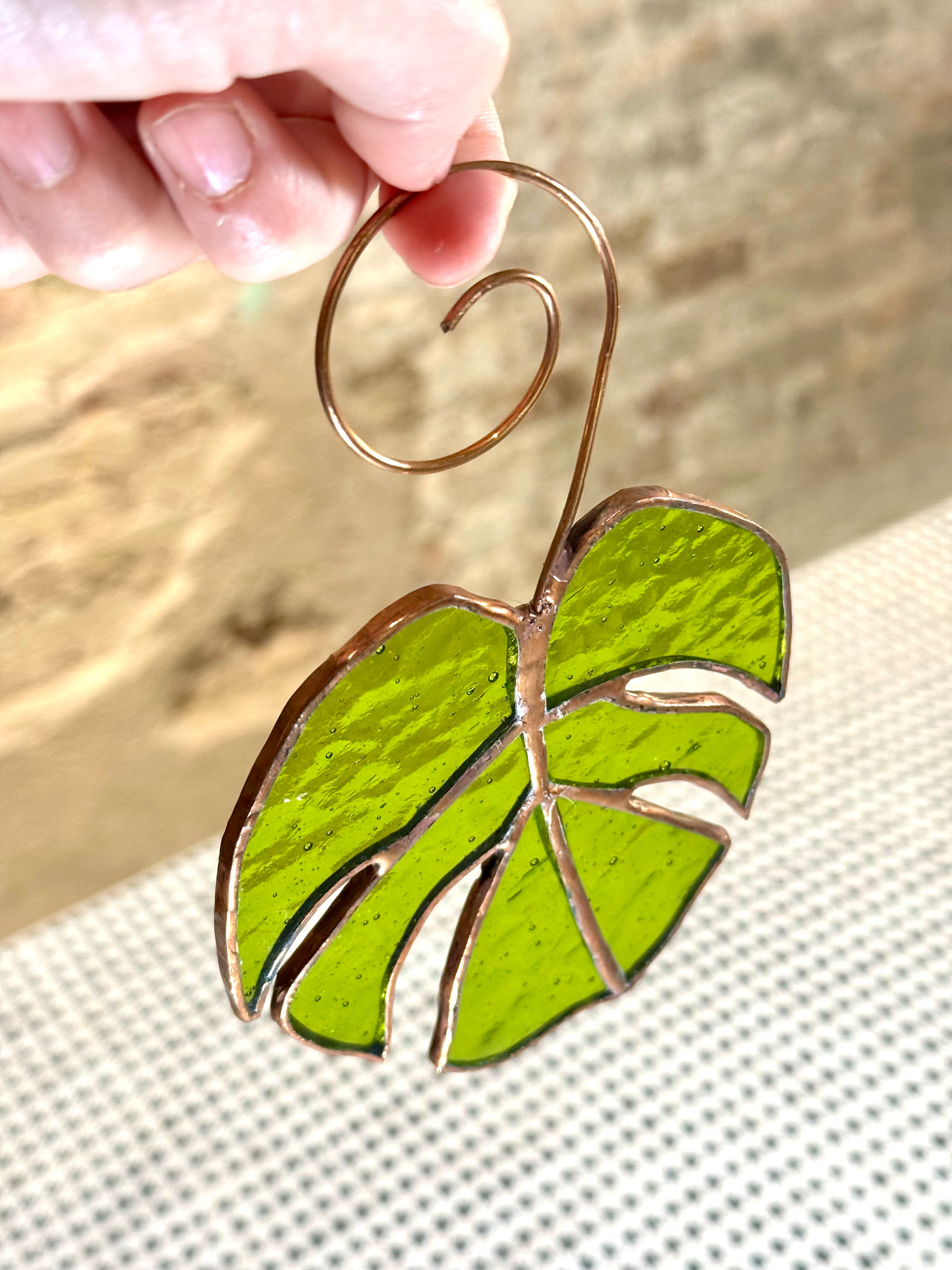 Hoja Monstera en Vidrio Decorativo – Adorno Colgante Artesanal