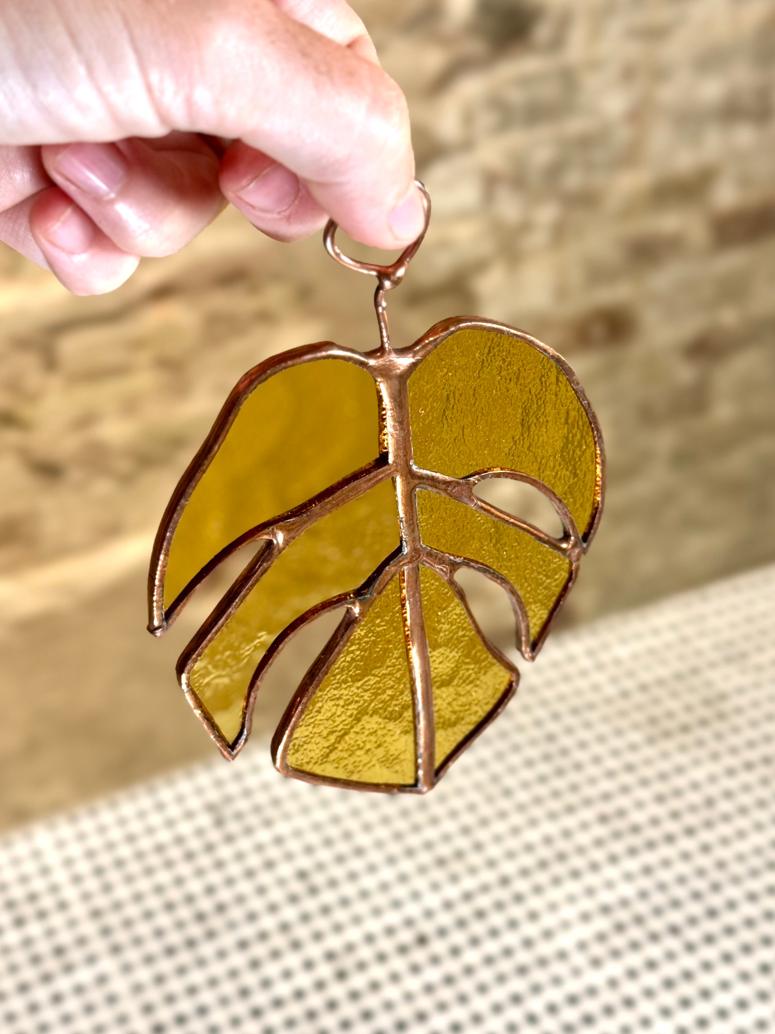 Hoja de monstera en vitral de vidrio ámbar – Decoración colgante artesanal para el hogar