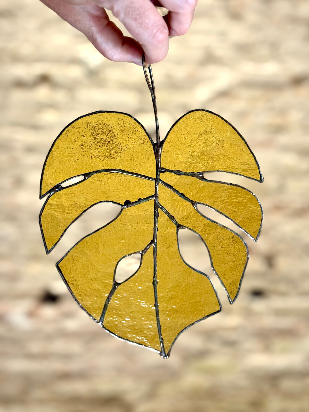 Hoja de monstera grande en vitral de vidrio ámbar – Decoración colgante artesanal