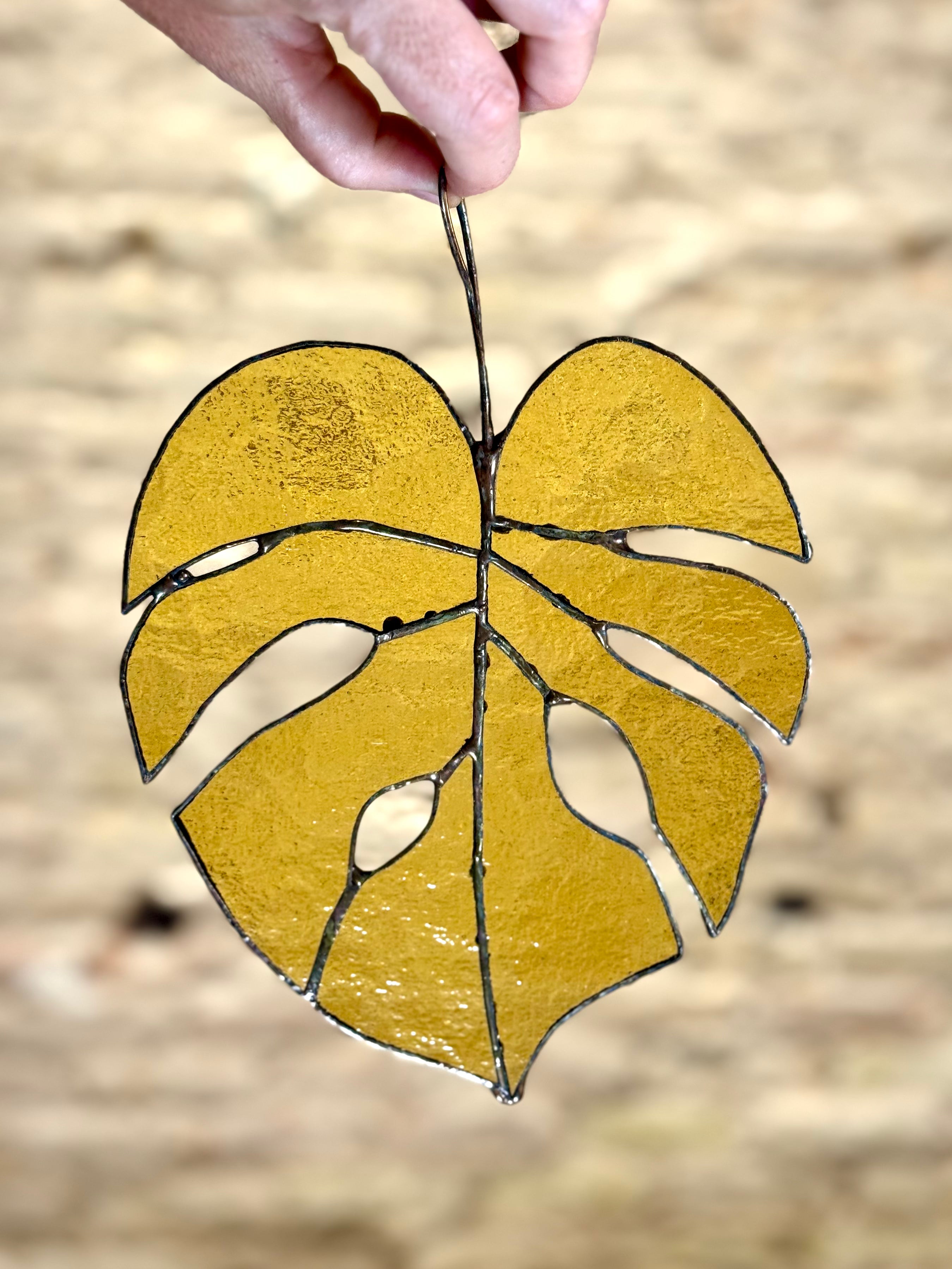 Hoja de monstera grande en vitral de vidrio ámbar – Decoración colgante artesanal