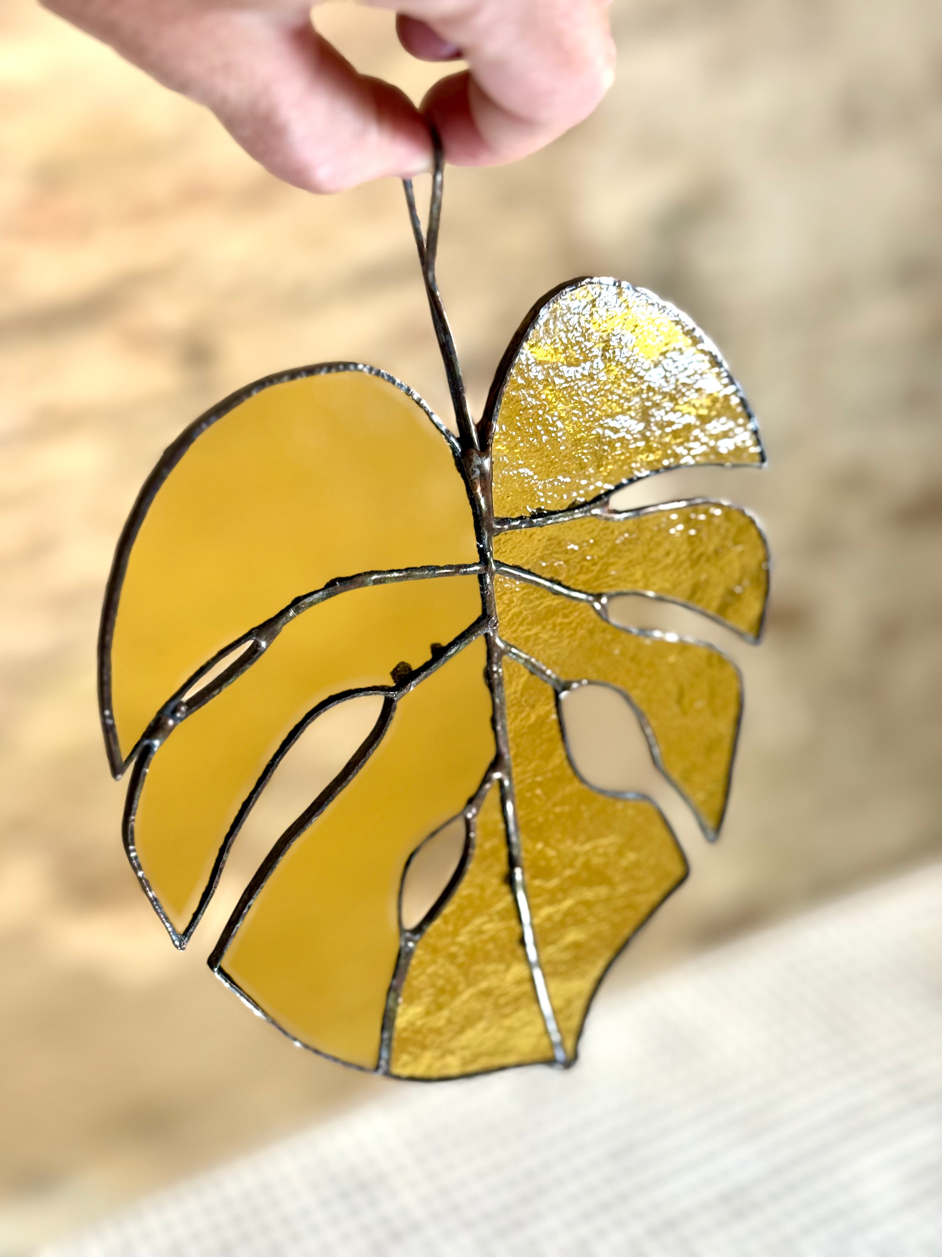 Hoja de monstera grande en vitral de vidrio ámbar – Decoración colgante artesanal