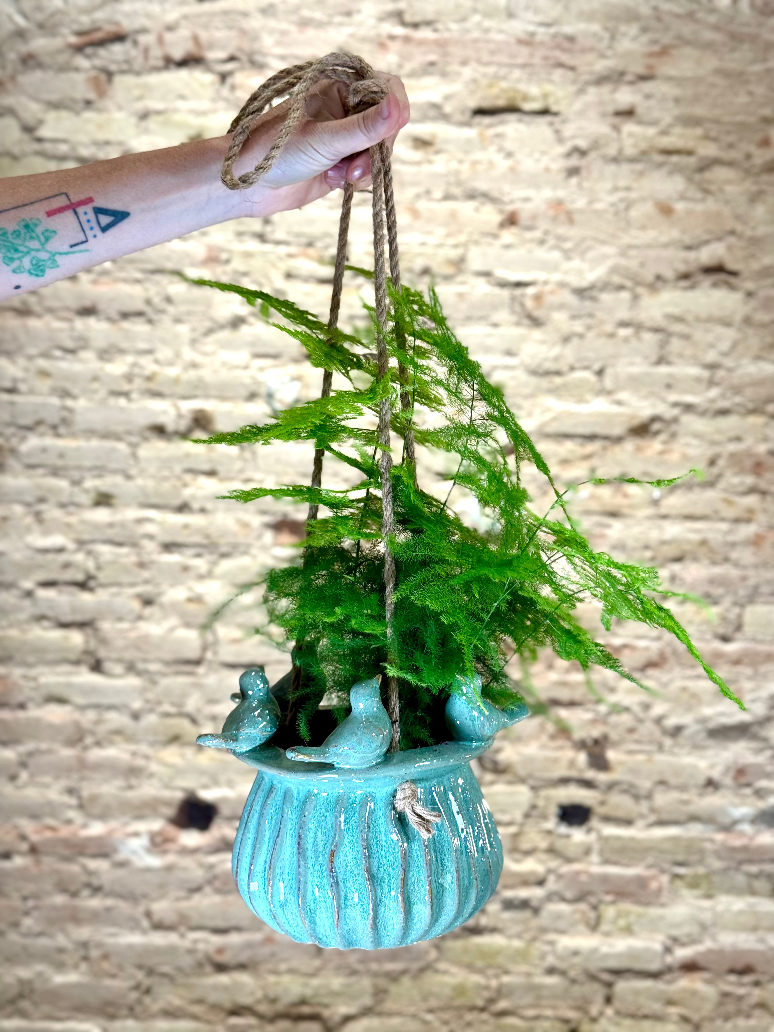 Maceta colgante de cerámica turquesa con pájaros decorativos – Florero artesanal para interior y exterior