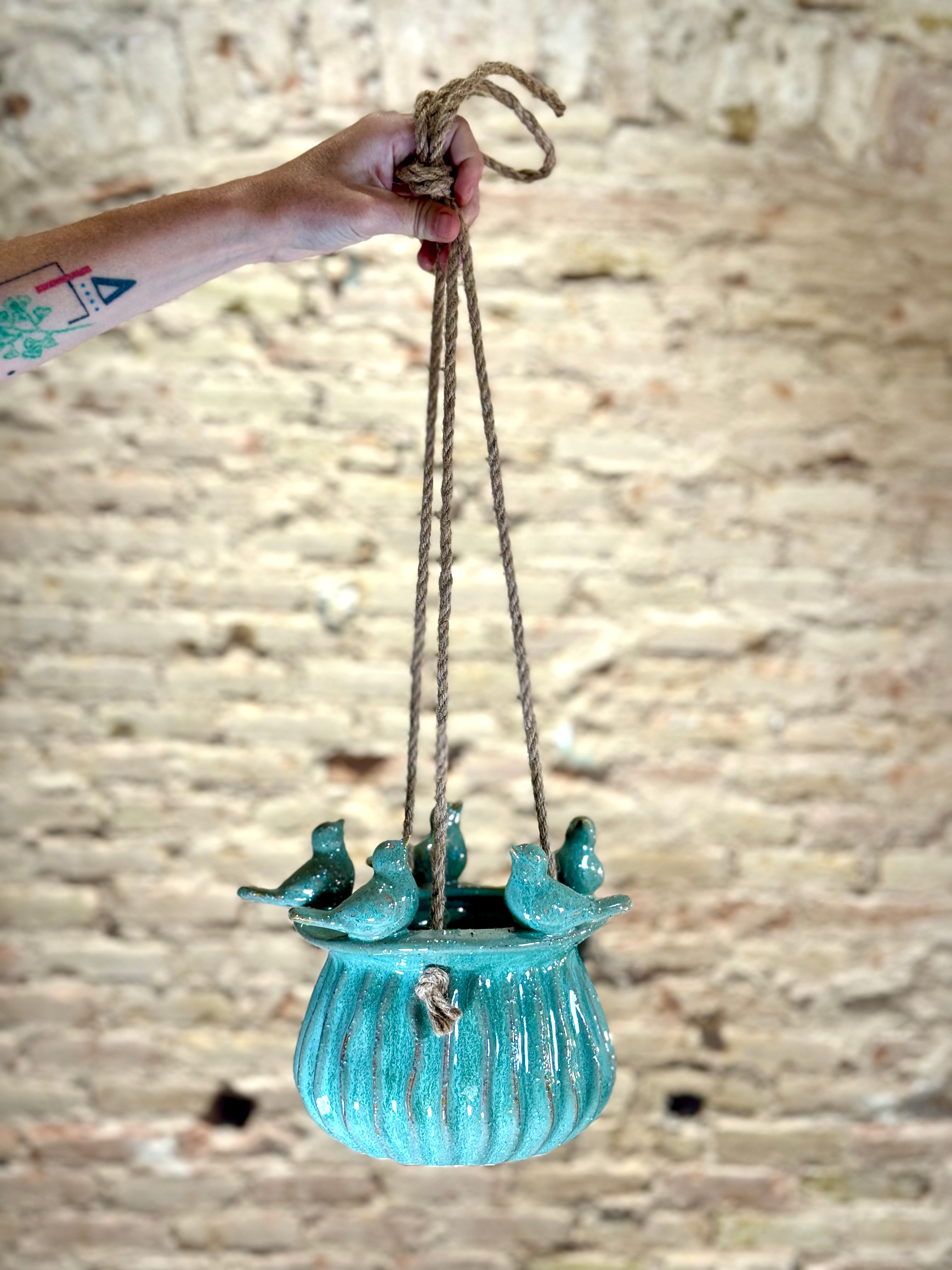 Maceta colgante de cerámica turquesa con pájaros decorativos – Florero artesanal para interior y exterior