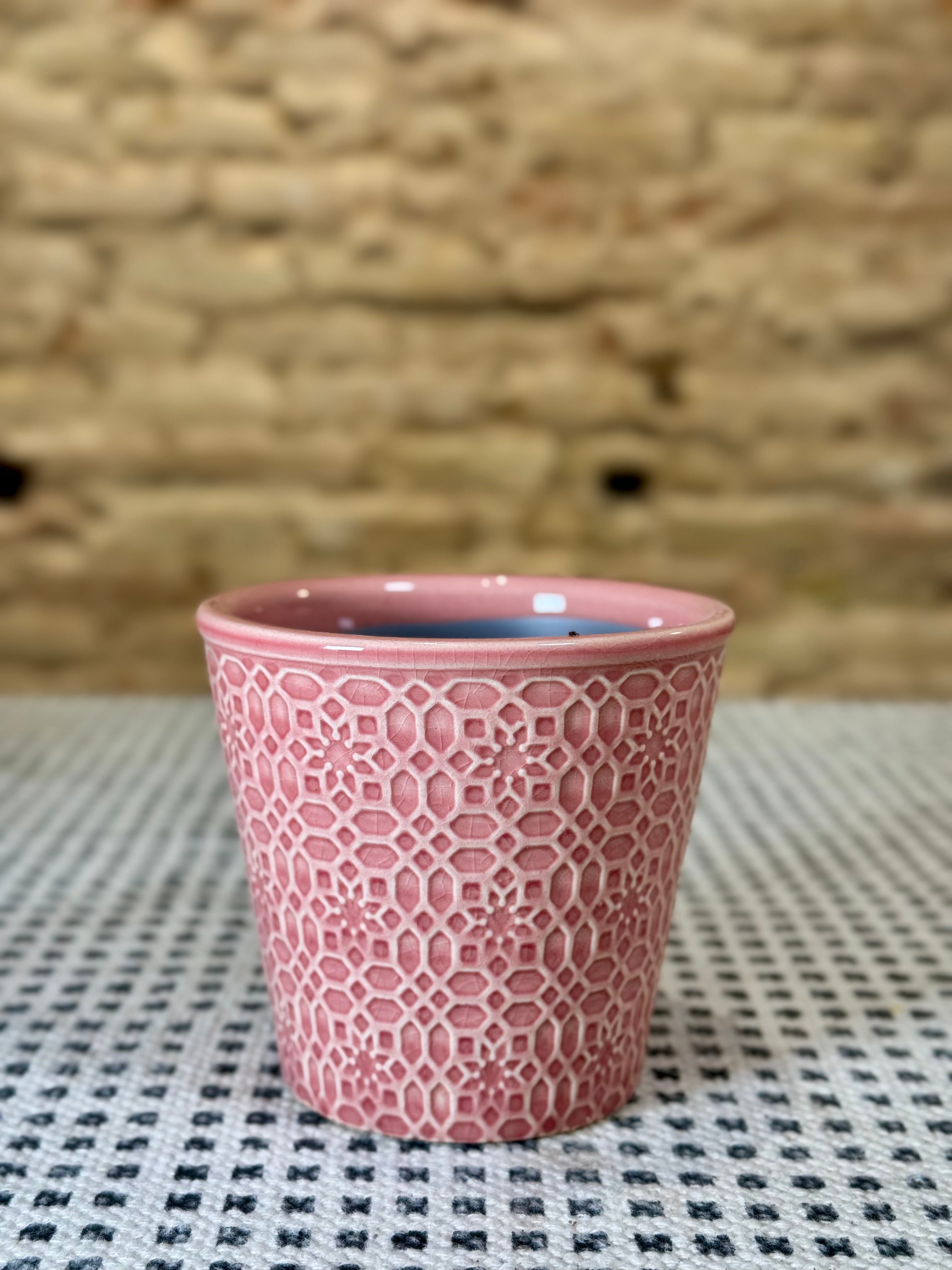 Maceta de cerámica rosa con diseño geométrico en relieve – Macetero decorativo para plantas y flores