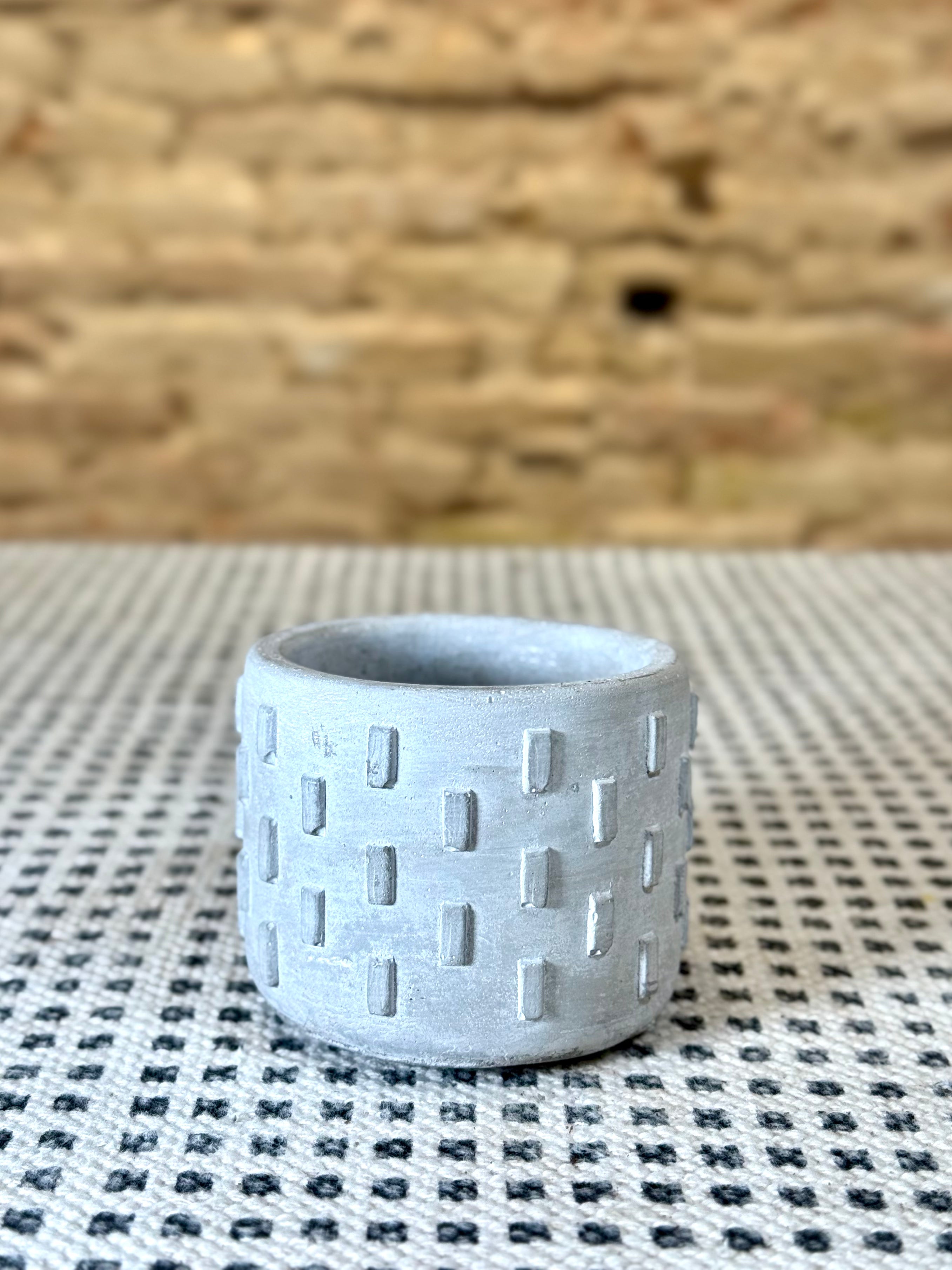 Maceta de cemento gris con relieve geométrico – Macetero minimalista de estilo industrial