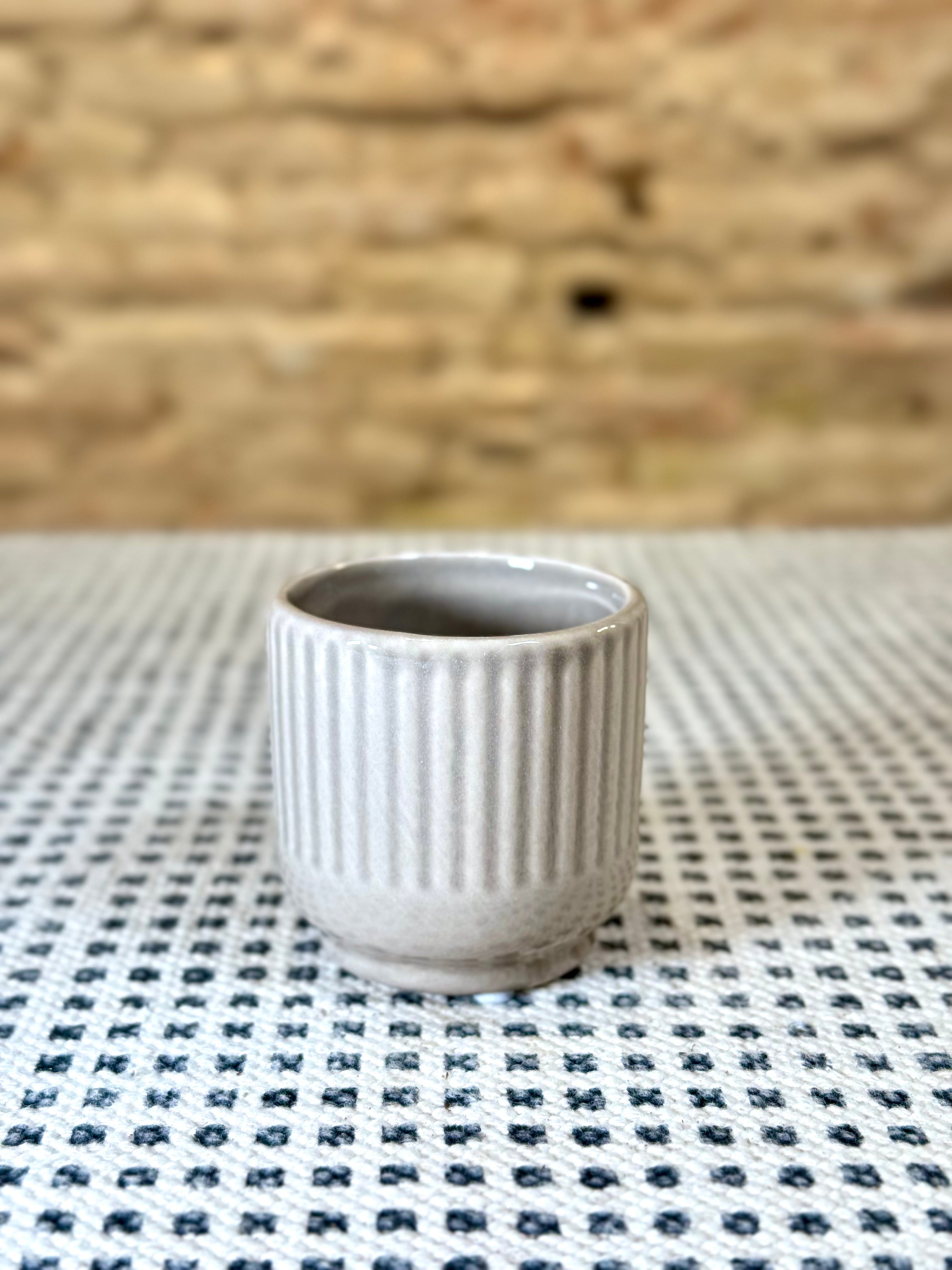Maceta de cerámica gris acanalada – Macetero moderno y minimalista para plantas y flores