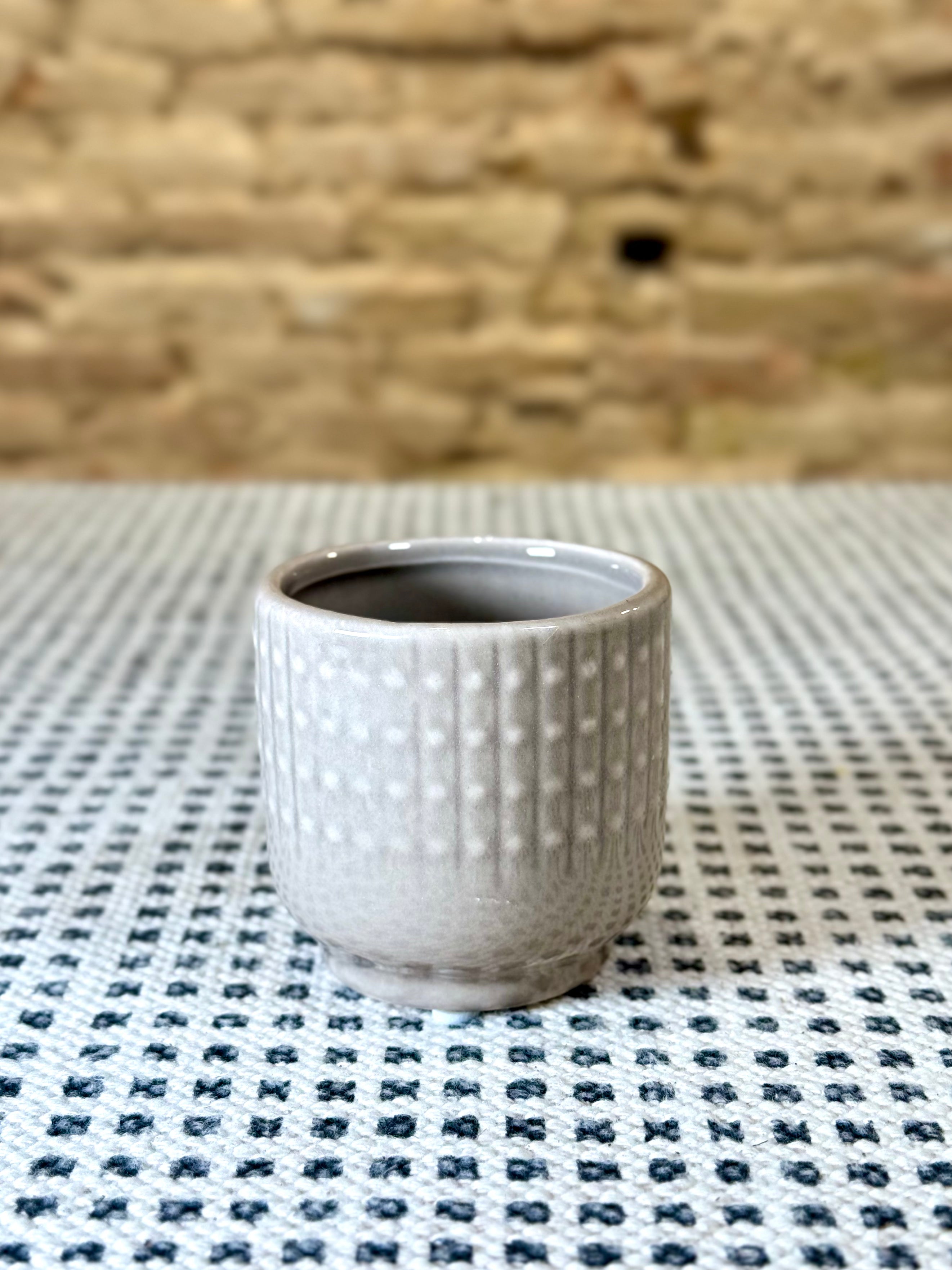 Maceta de cerámica gris con textura de puntos – Macetero moderno y decorativo para plantas