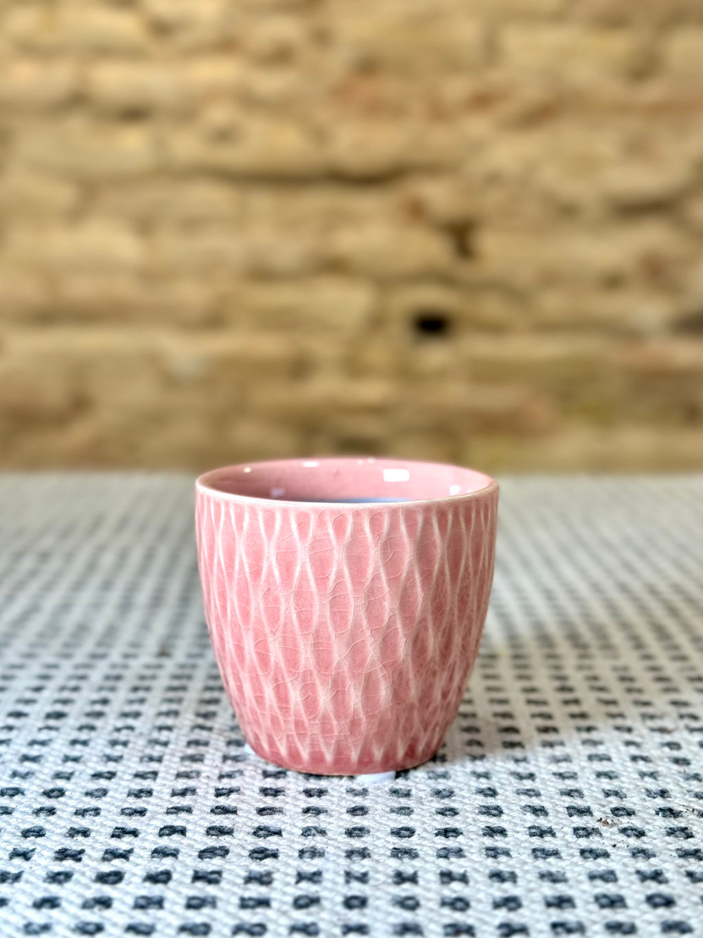 Maceta de cerámica rosa con relieve ondulado – Macetero decorativo para plantas y flores