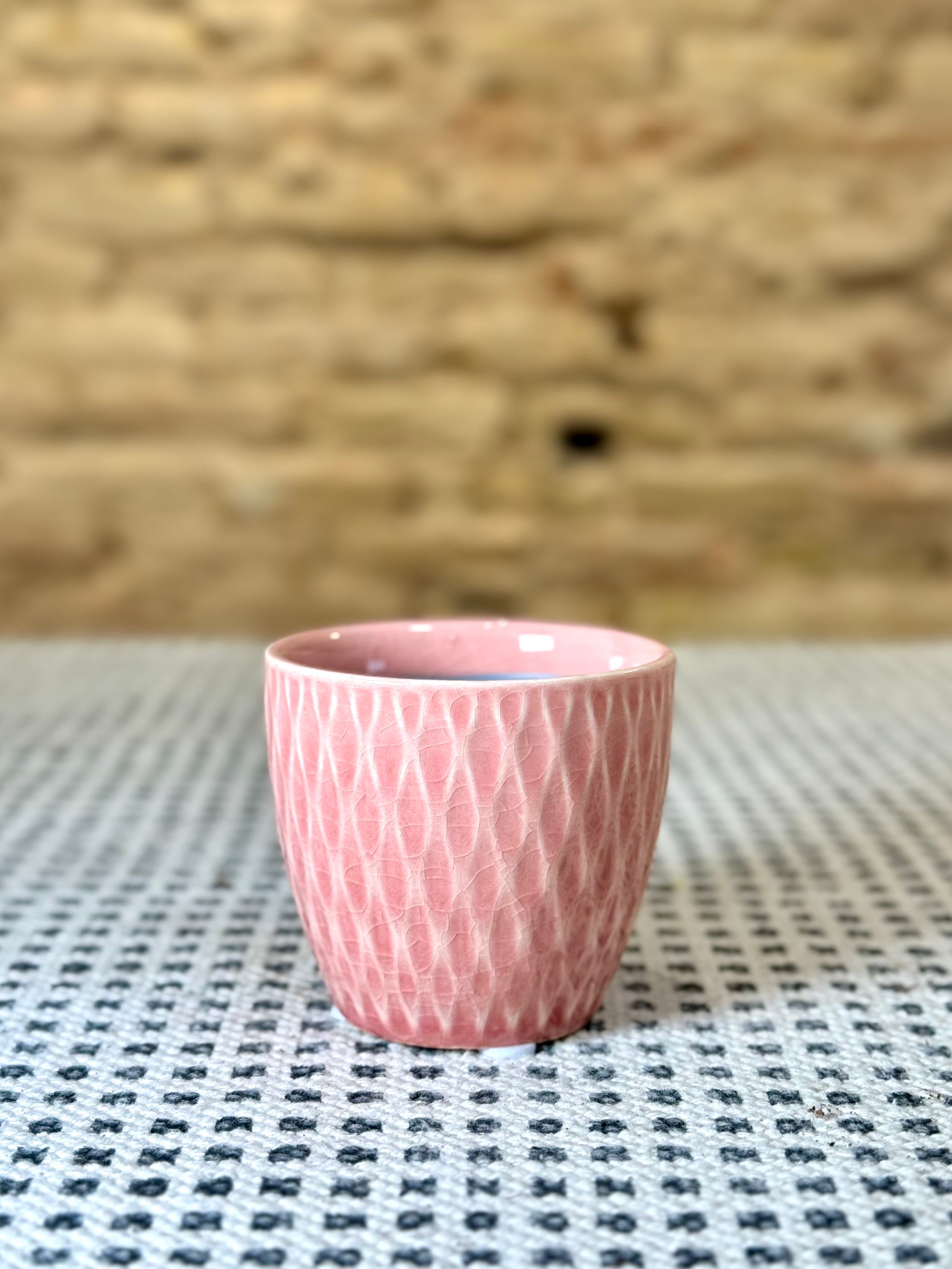 Maceta de cerámica rosa con relieve ondulado – Macetero decorativo para plantas y flores