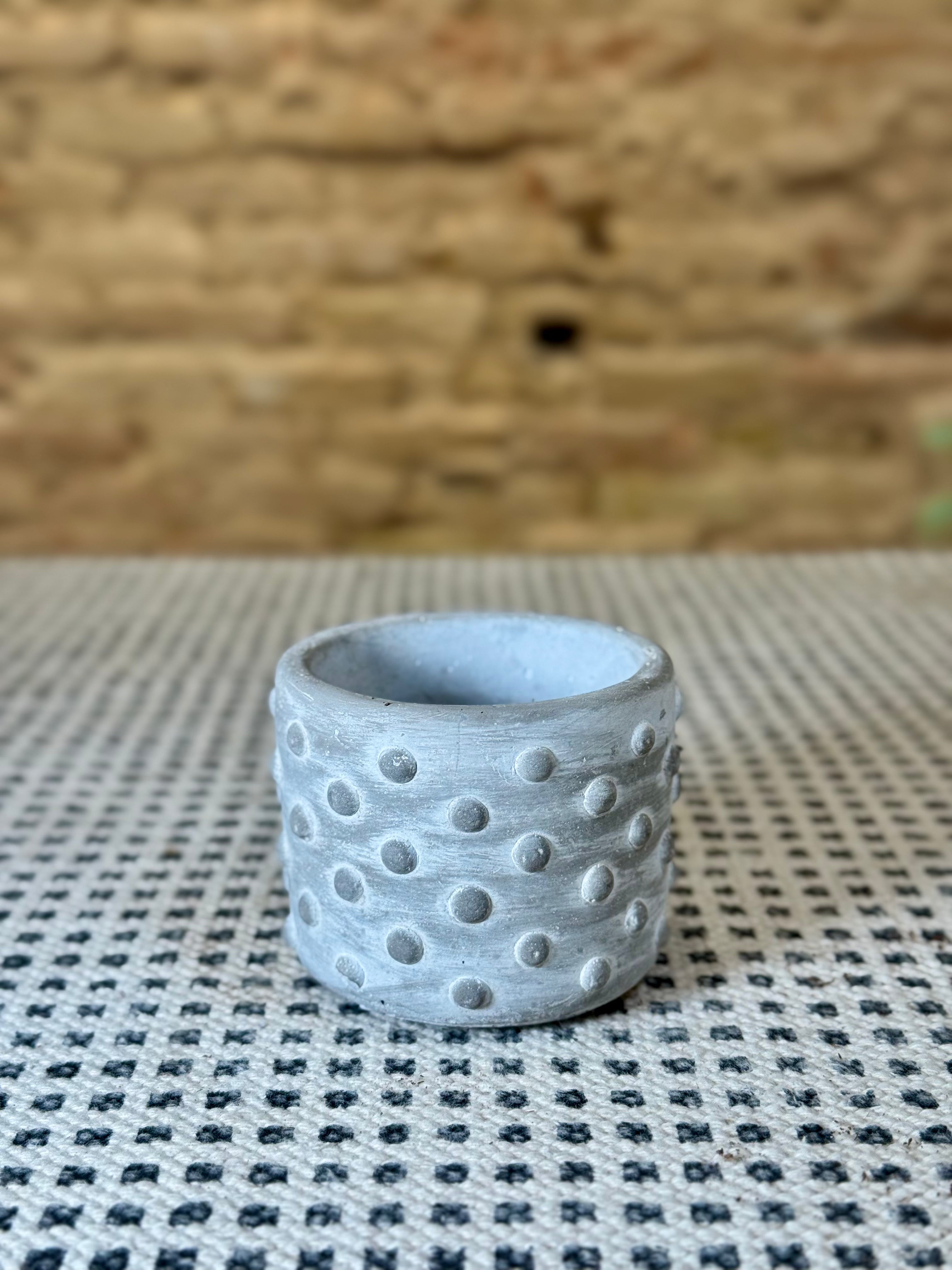 Maceta de cemento gris con relieve de puntos – Macetero pequeño de estilo industrial