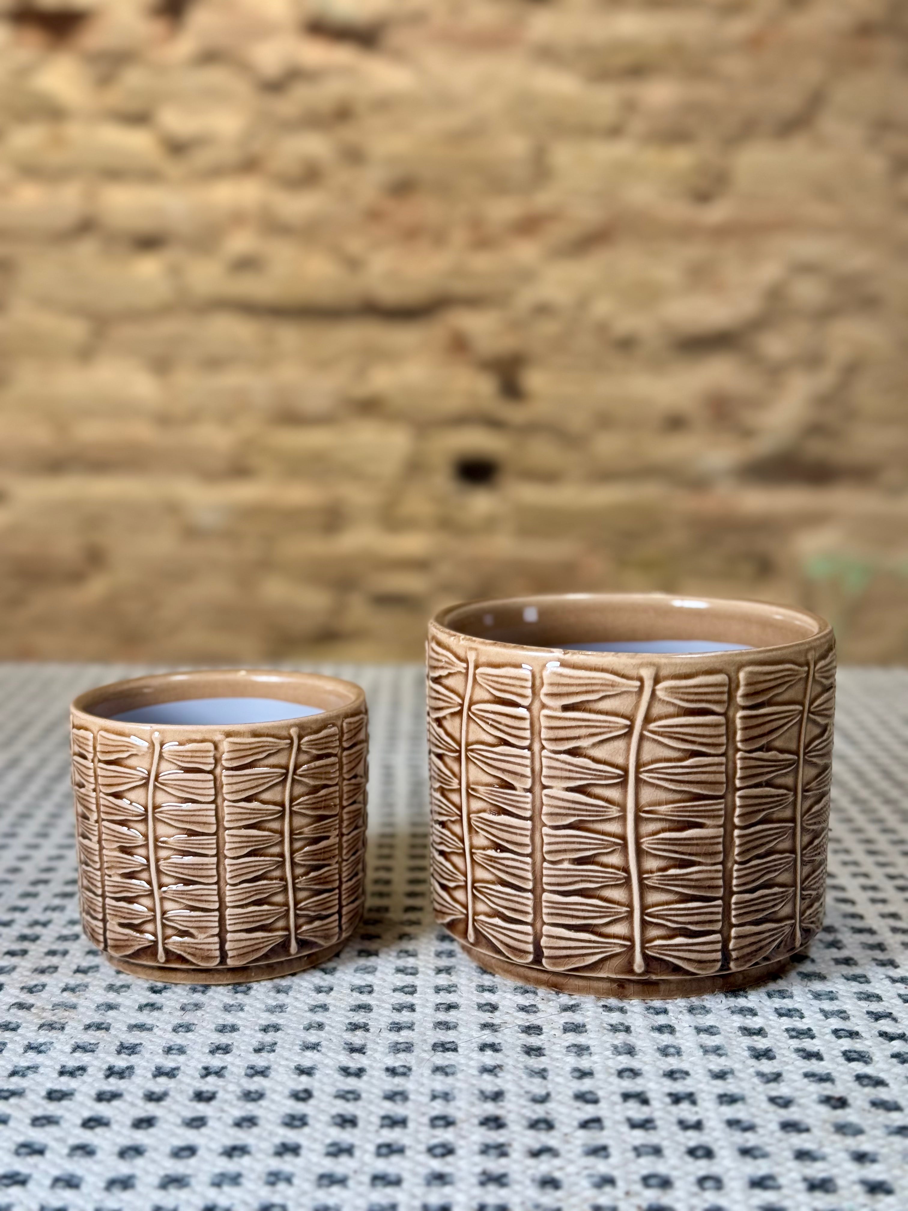 Macetas de cerámica marrón con relieve geométrico