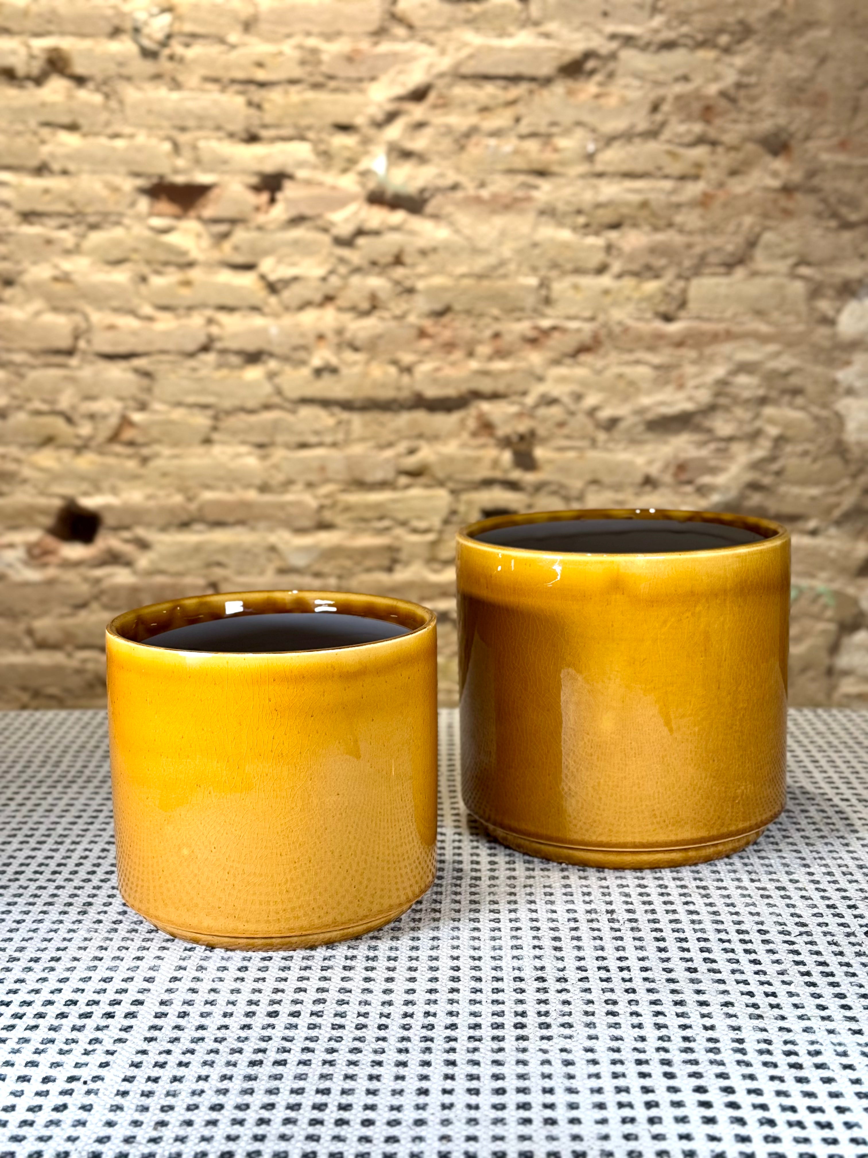 Macetas de cerámica amarilla con acabado brillante