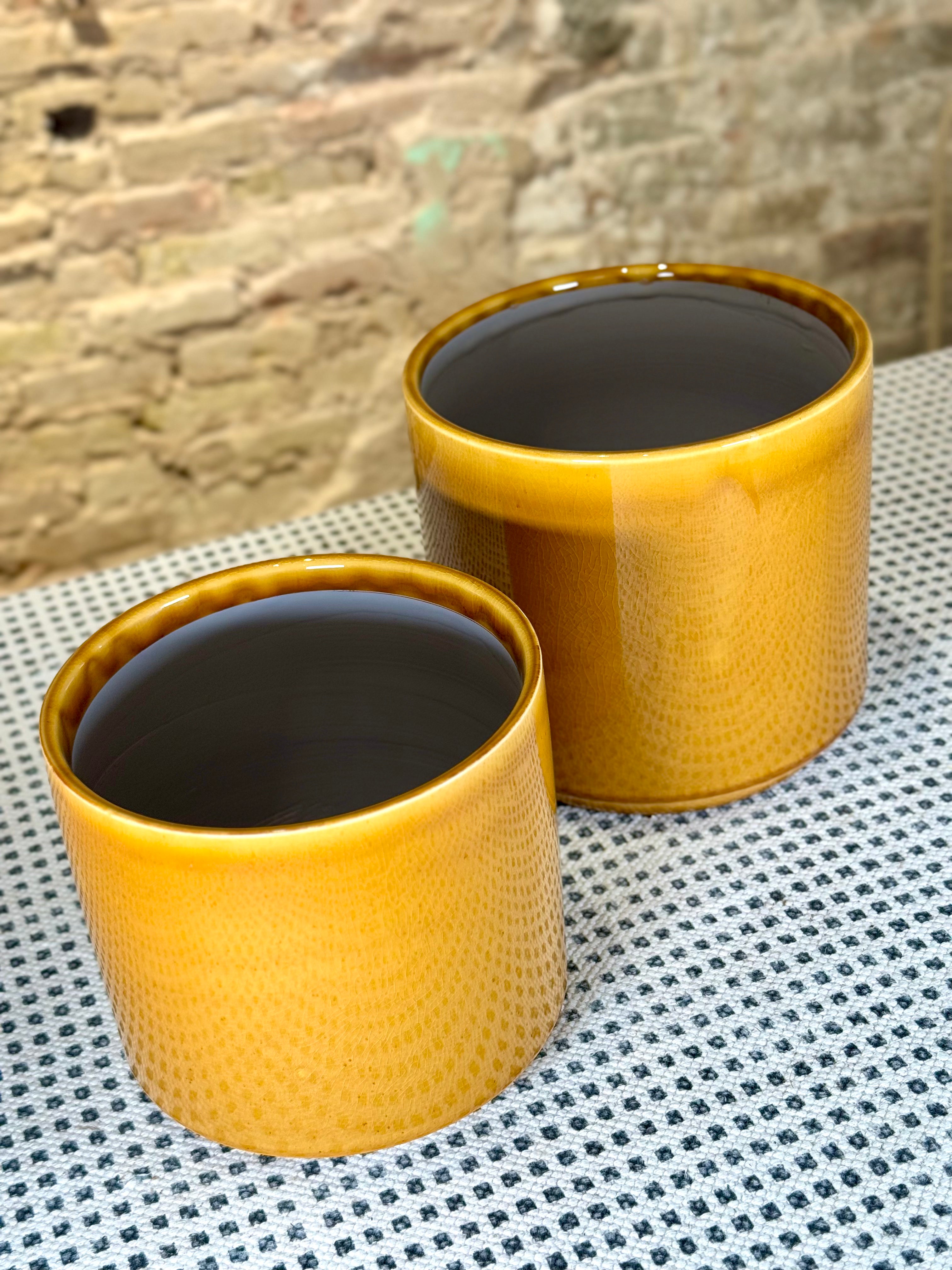 Macetas de cerámica amarilla con acabado brillante