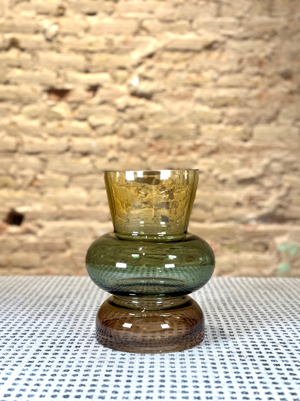 Florero de cristal soplado en tonos verdes y ámbar