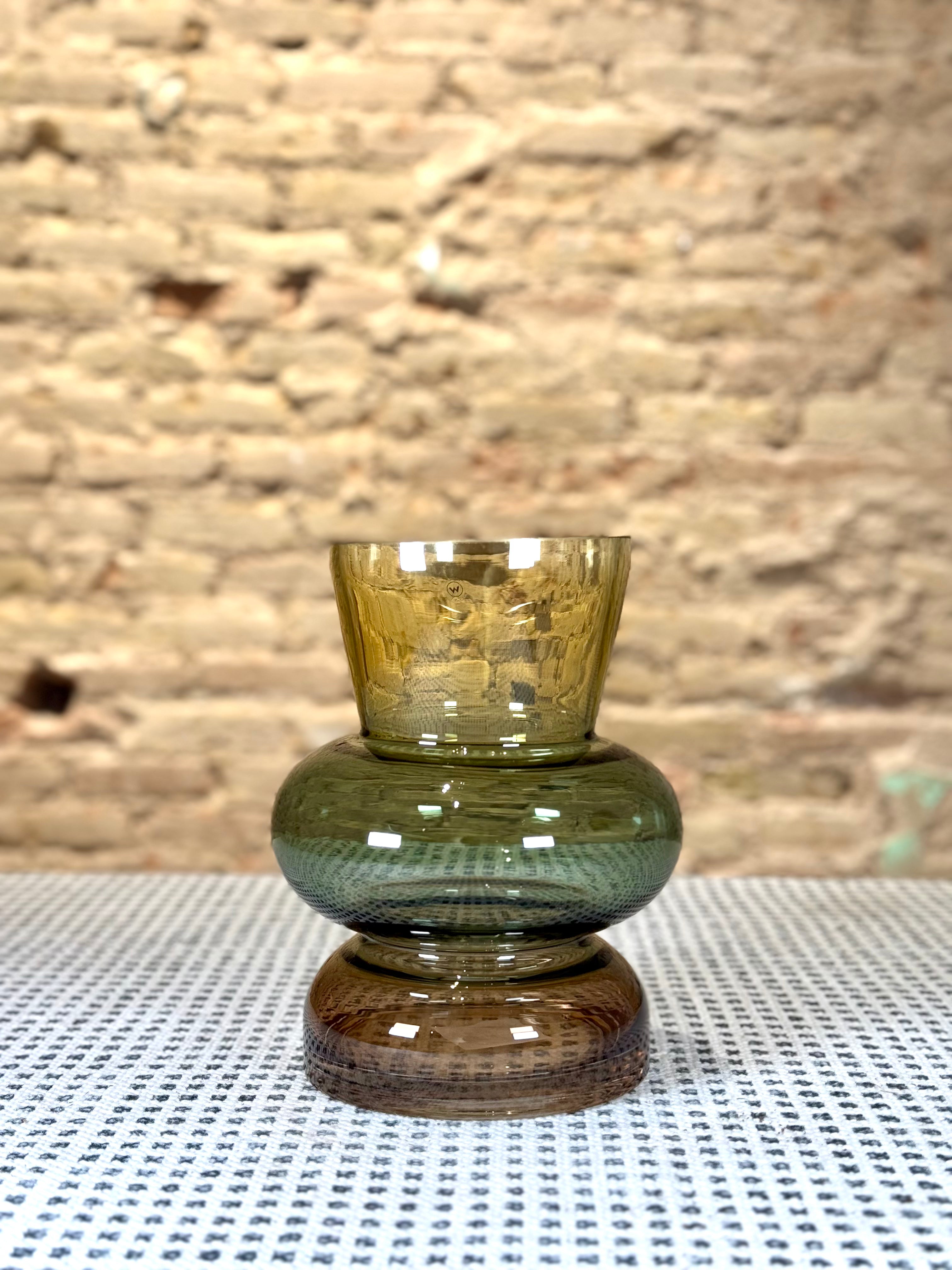 Florero de cristal soplado en tonos verdes y ámbar