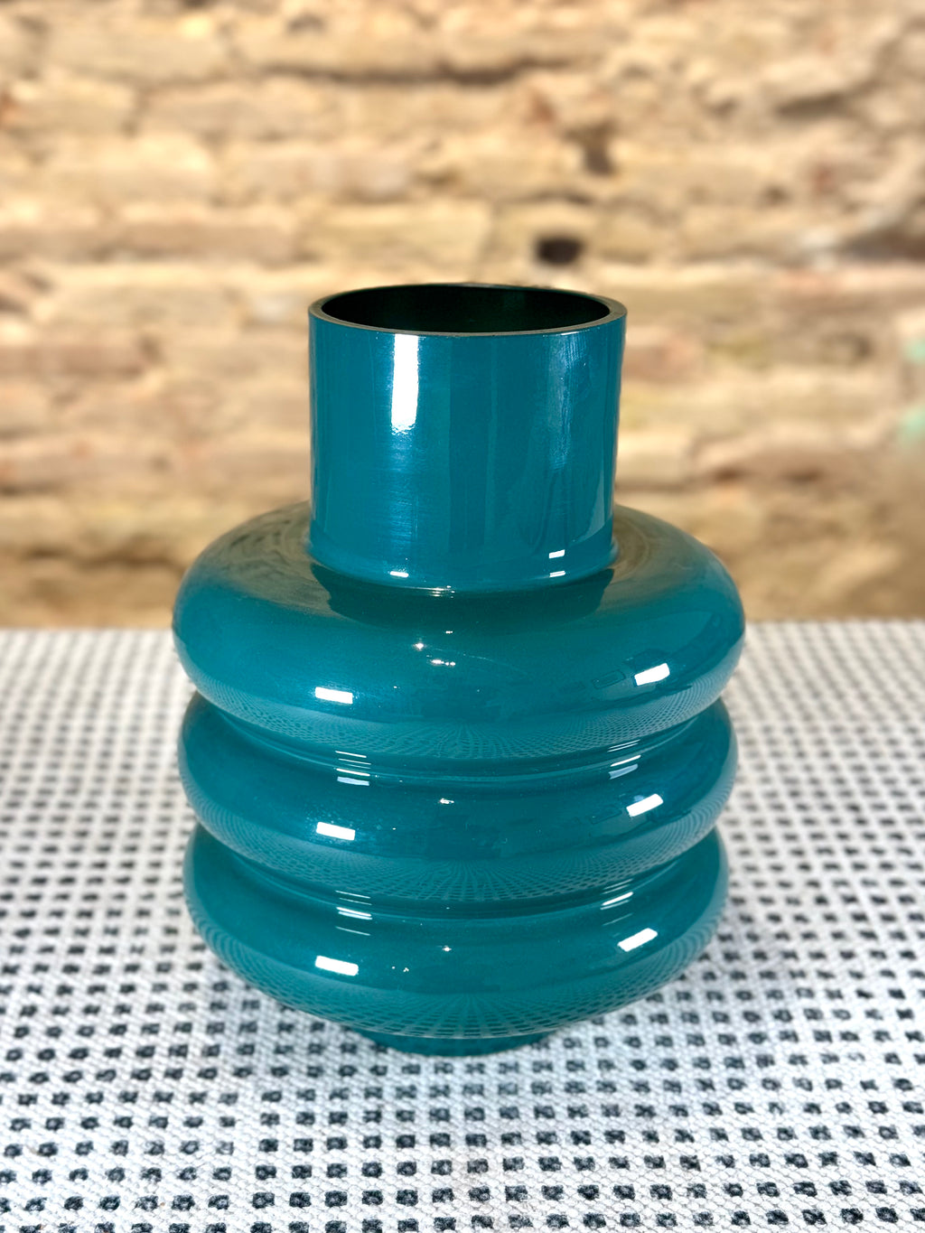 Jarrón cerámico azul petróleo – Florero moderno de diseño ondulado