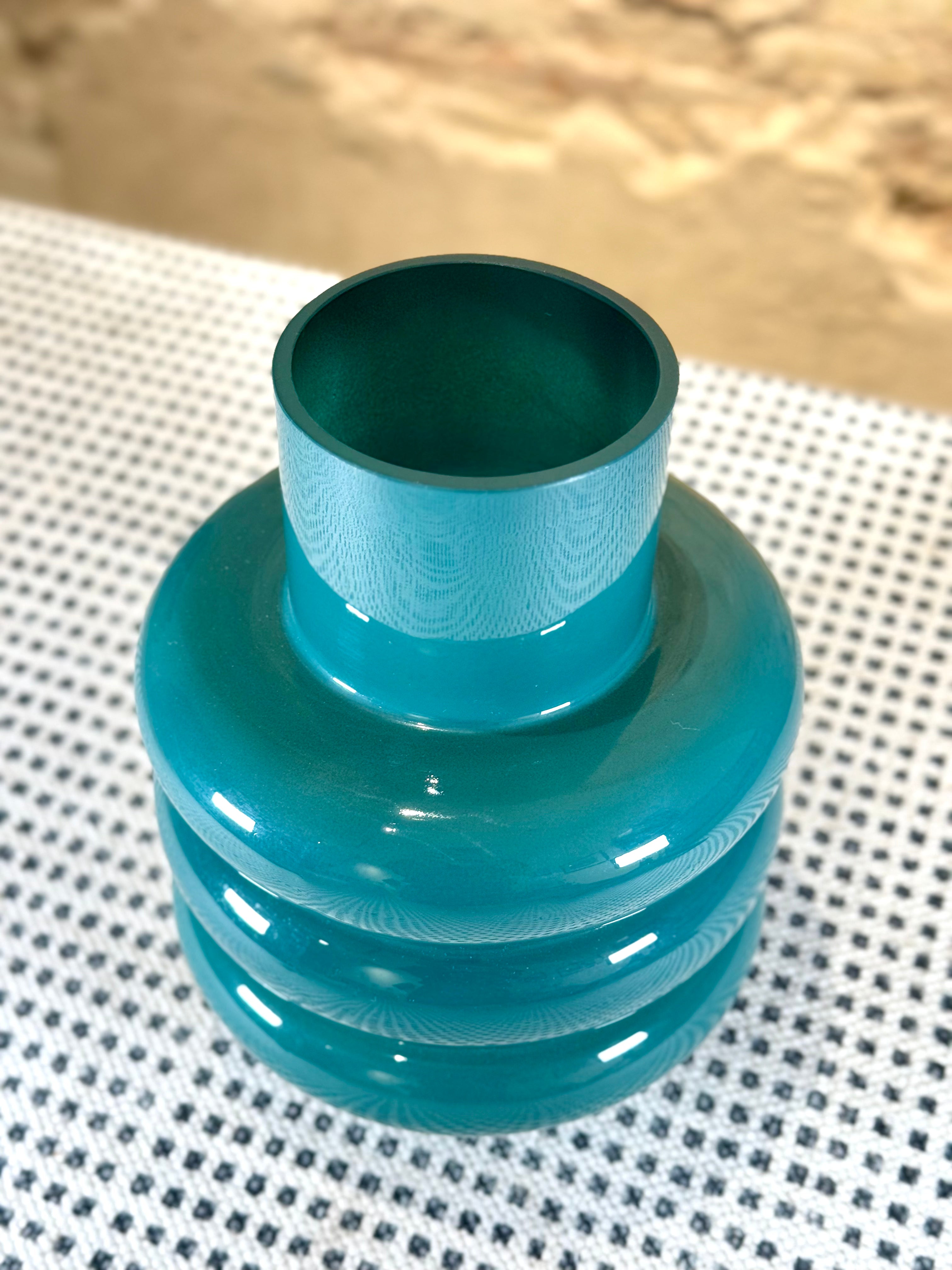 Jarrón cerámico azul petróleo – Florero moderno de diseño ondulado