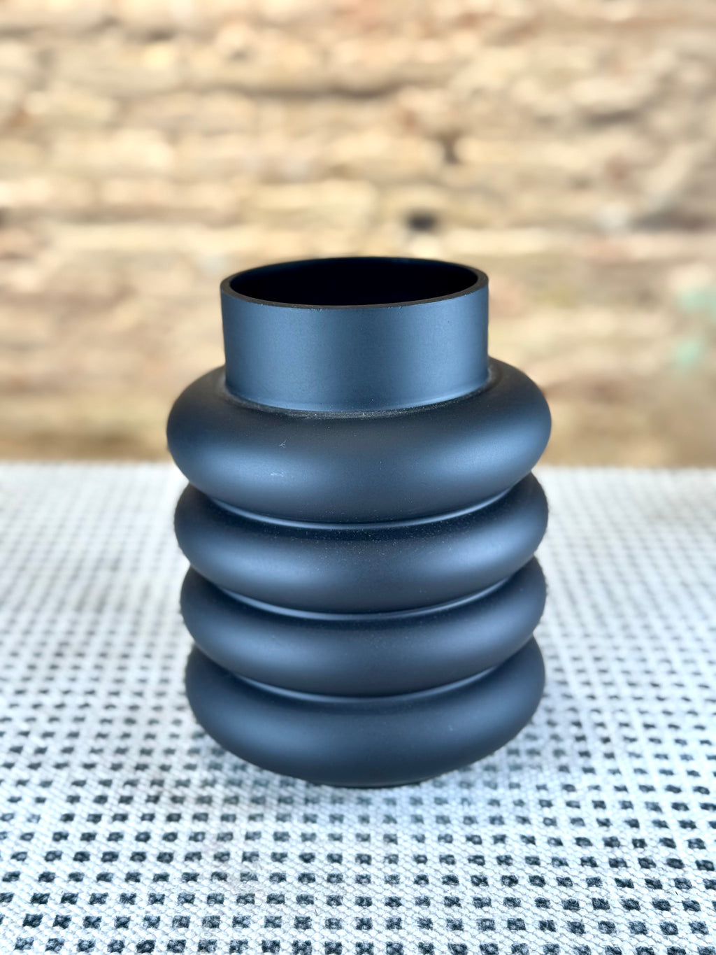 Jarrón negro mate – Florero moderno con diseño ondulado