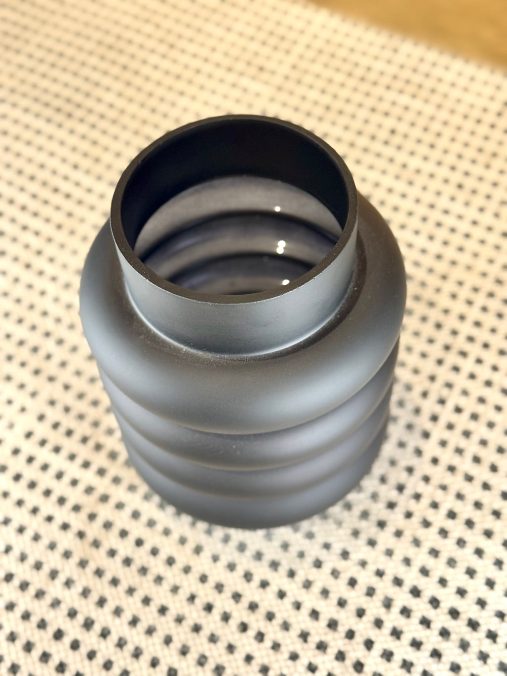 Jarrón negro mate – Florero moderno con diseño ondulado