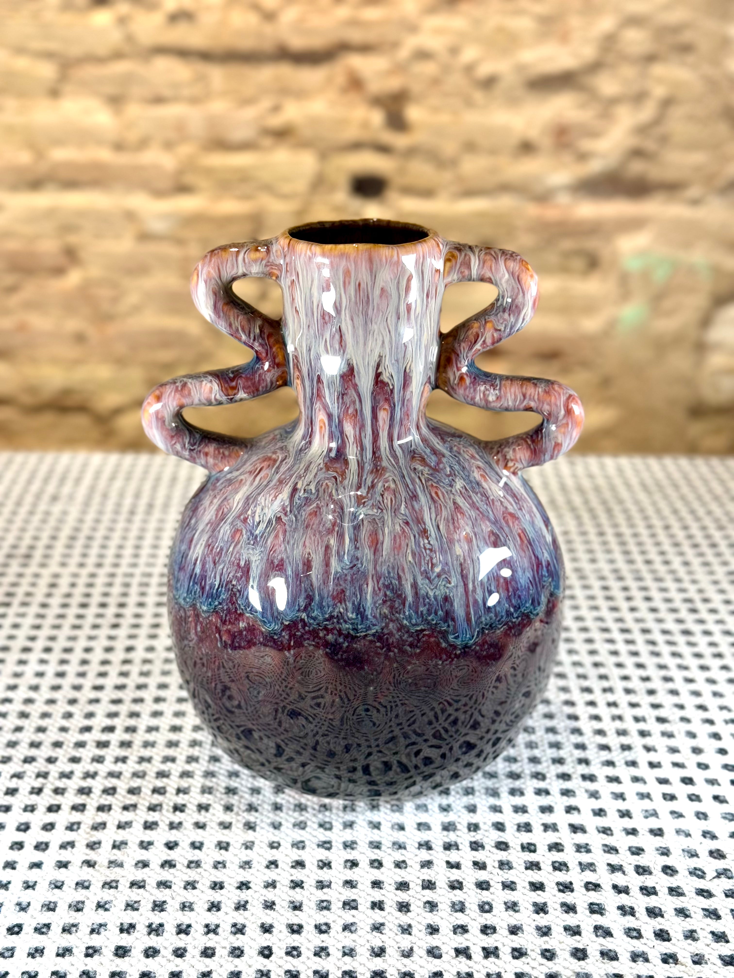 Jarrón cerámico artístico multicolor – Florero decorativo con asas escultóricas