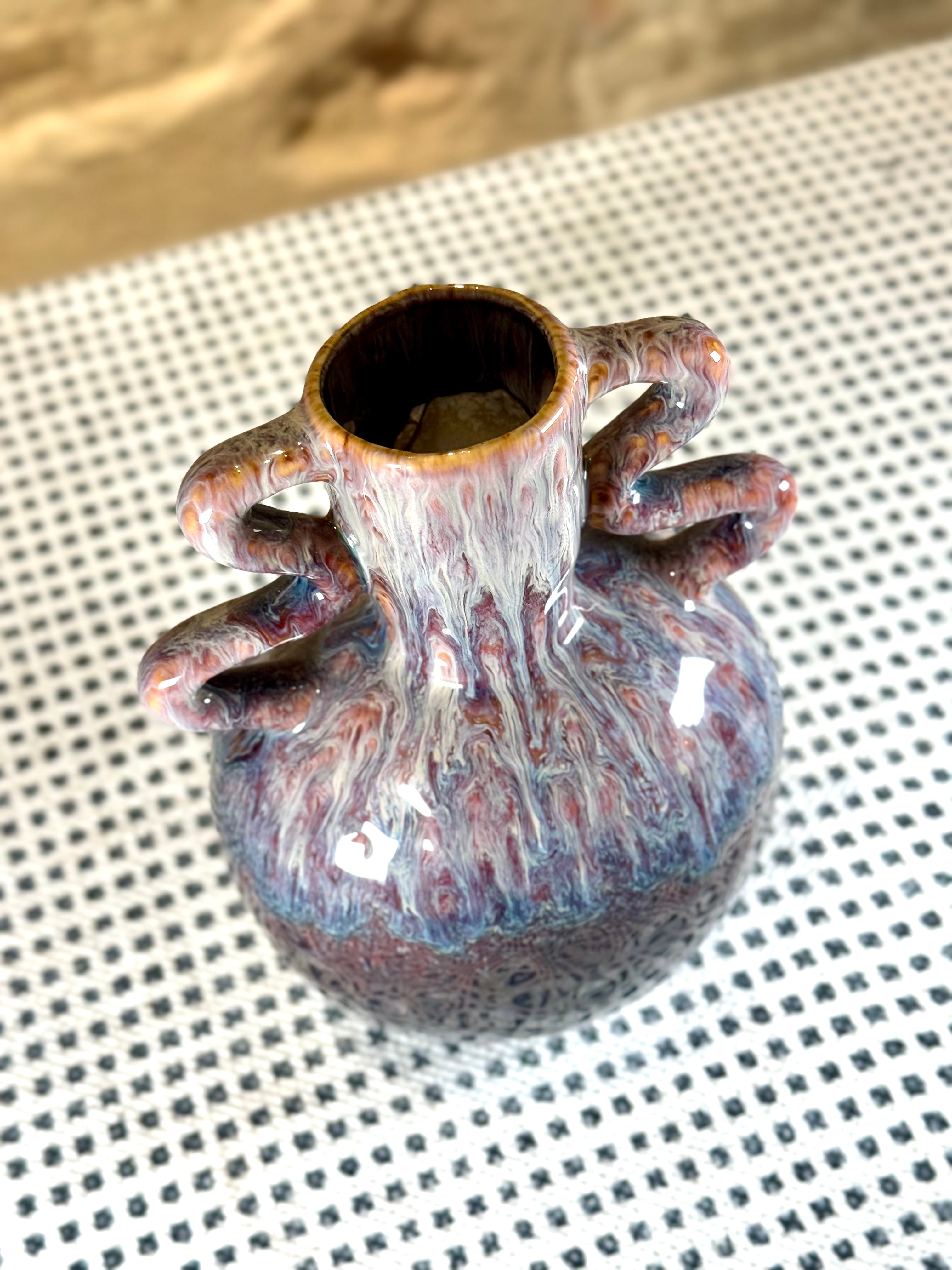 Jarrón cerámico artístico multicolor – Florero decorativo con asas escultóricas