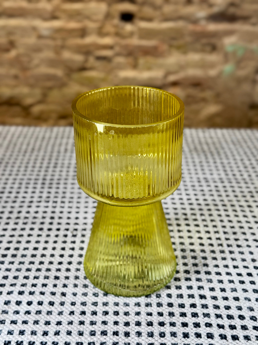 Jarrón de vidrio amarillo – Florero moderno con textura acanalada