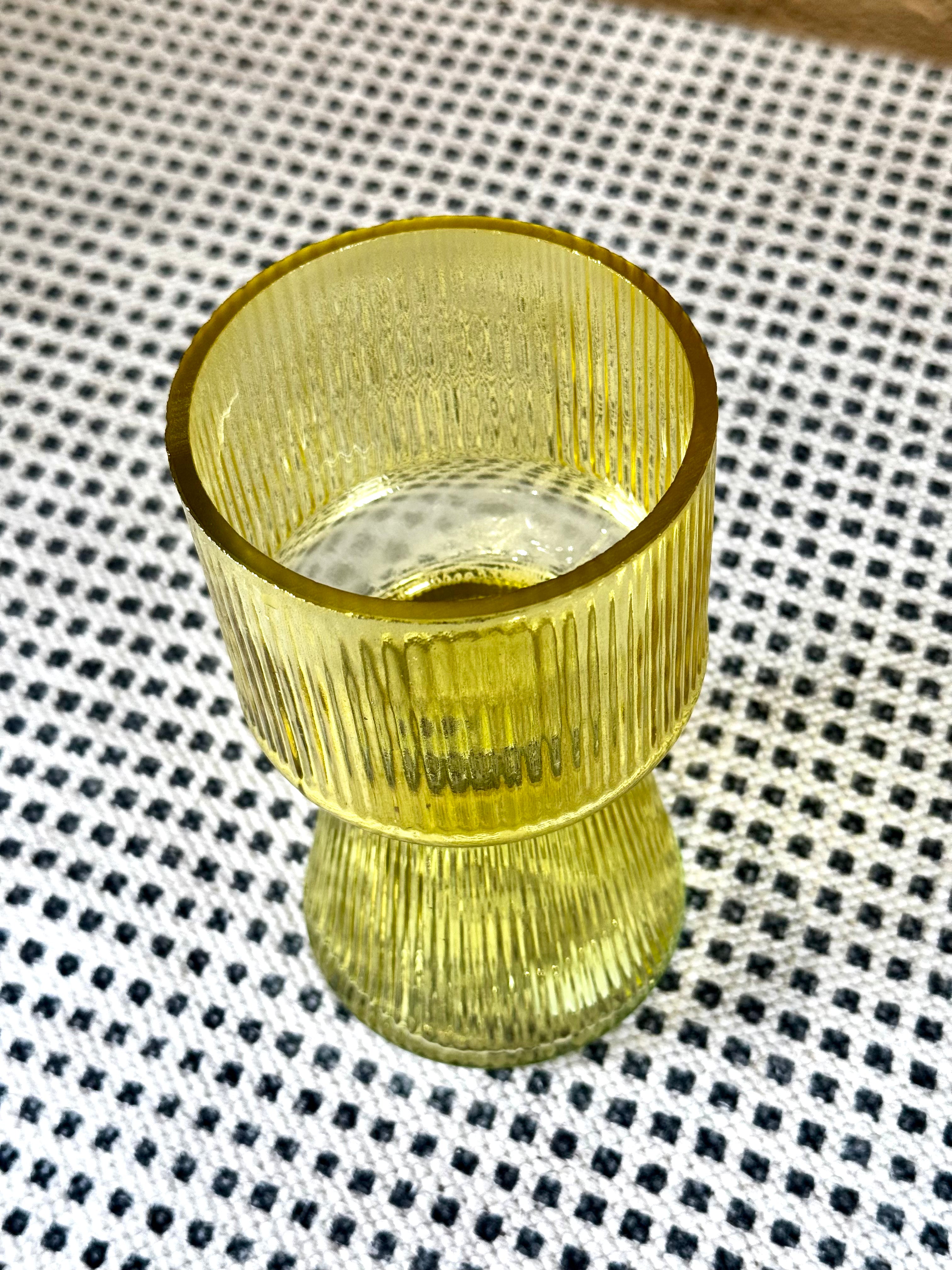 Jarrón de vidrio amarillo – Florero moderno con textura acanalada