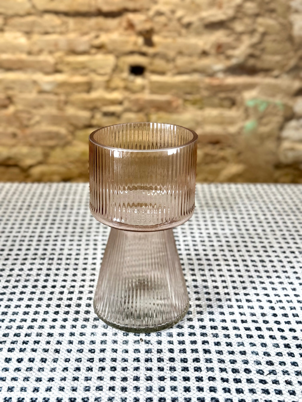 Jarrón de vidrio ahumado – Florero decorativo moderno con textura acanalada