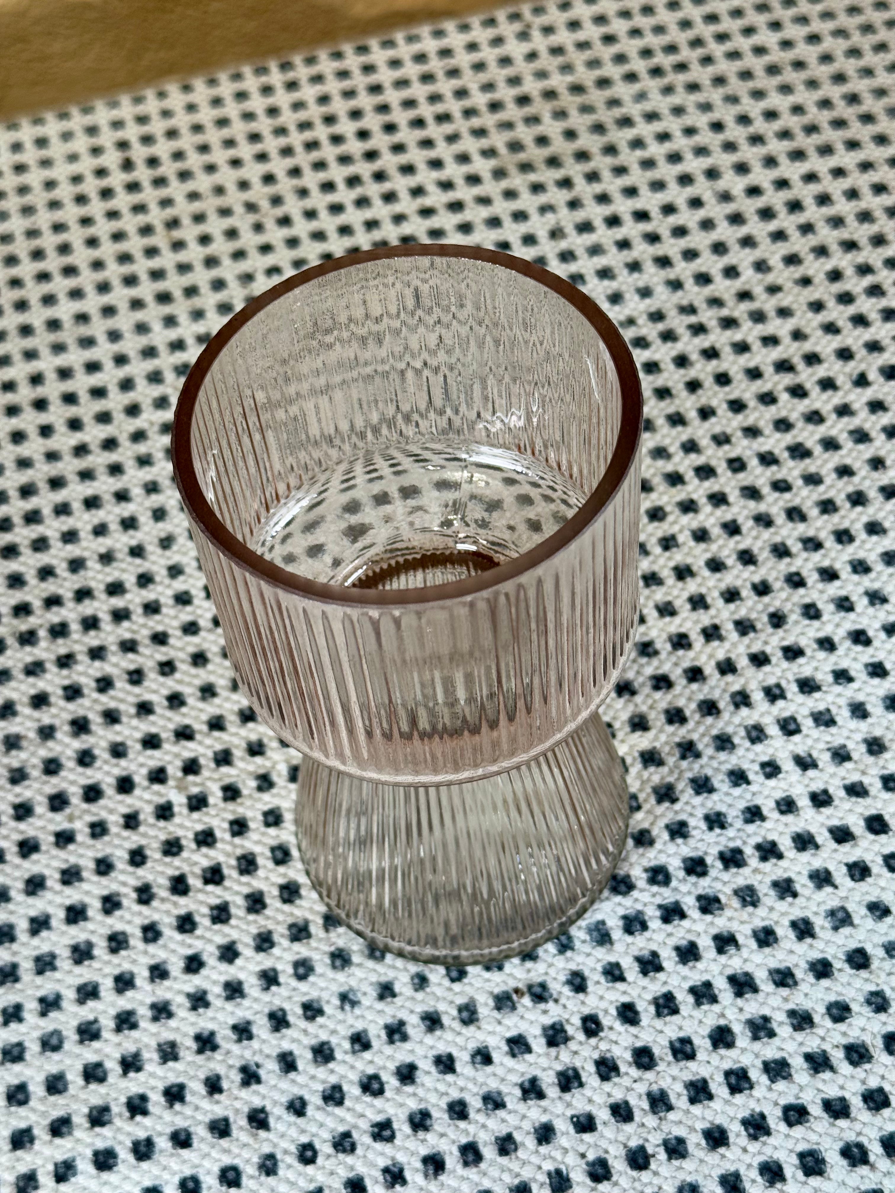 Jarrón de vidrio ahumado – Florero decorativo moderno con textura acanalada