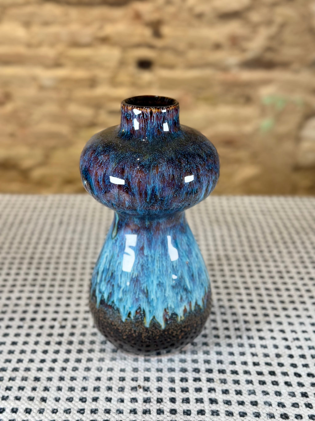 Jarrón cerámico azul artístico – Florero decorativo con esmalte degradado