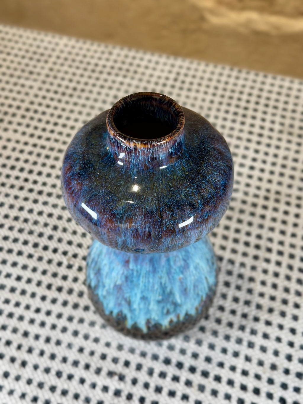 Jarrón cerámico azul artístico – Florero decorativo con esmalte degradado