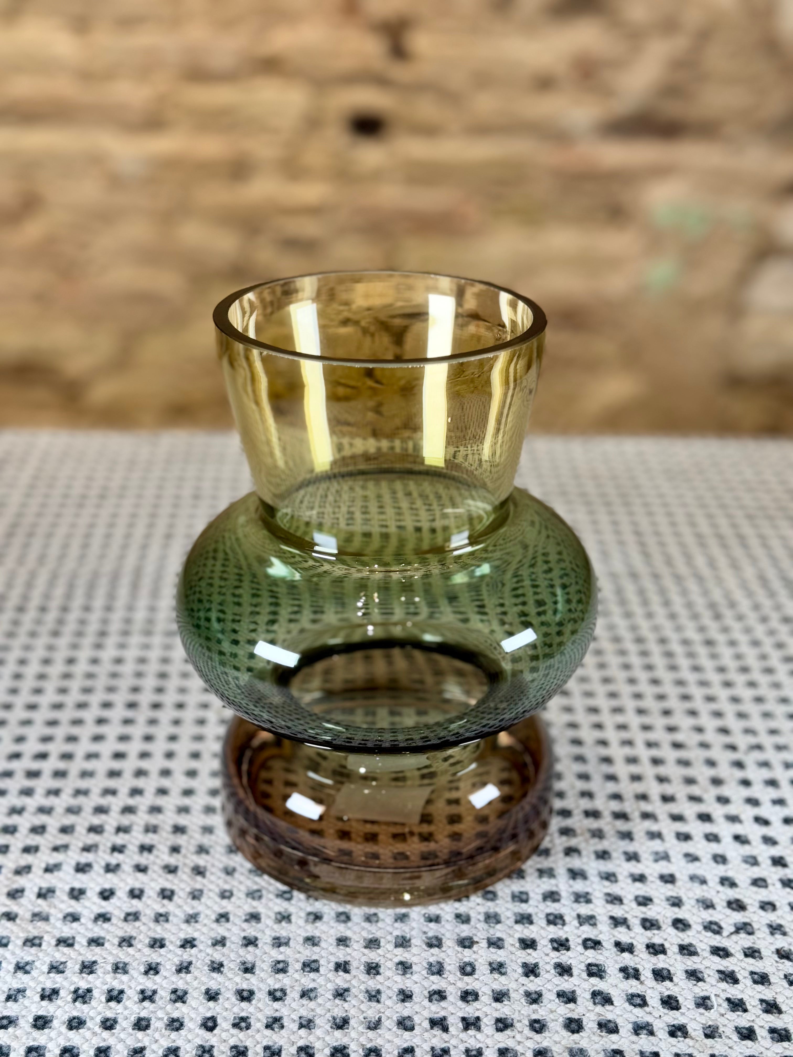 Jarrón de vidrio degradado verde ámbar – Florero moderno y decorativo