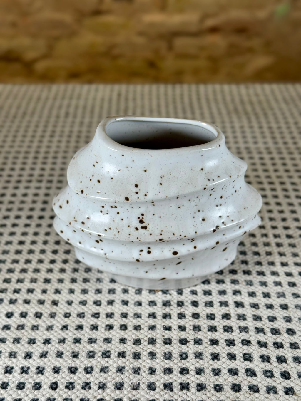 Jarrón cerámico blanco moteado – Florero artesanal con diseño orgánico