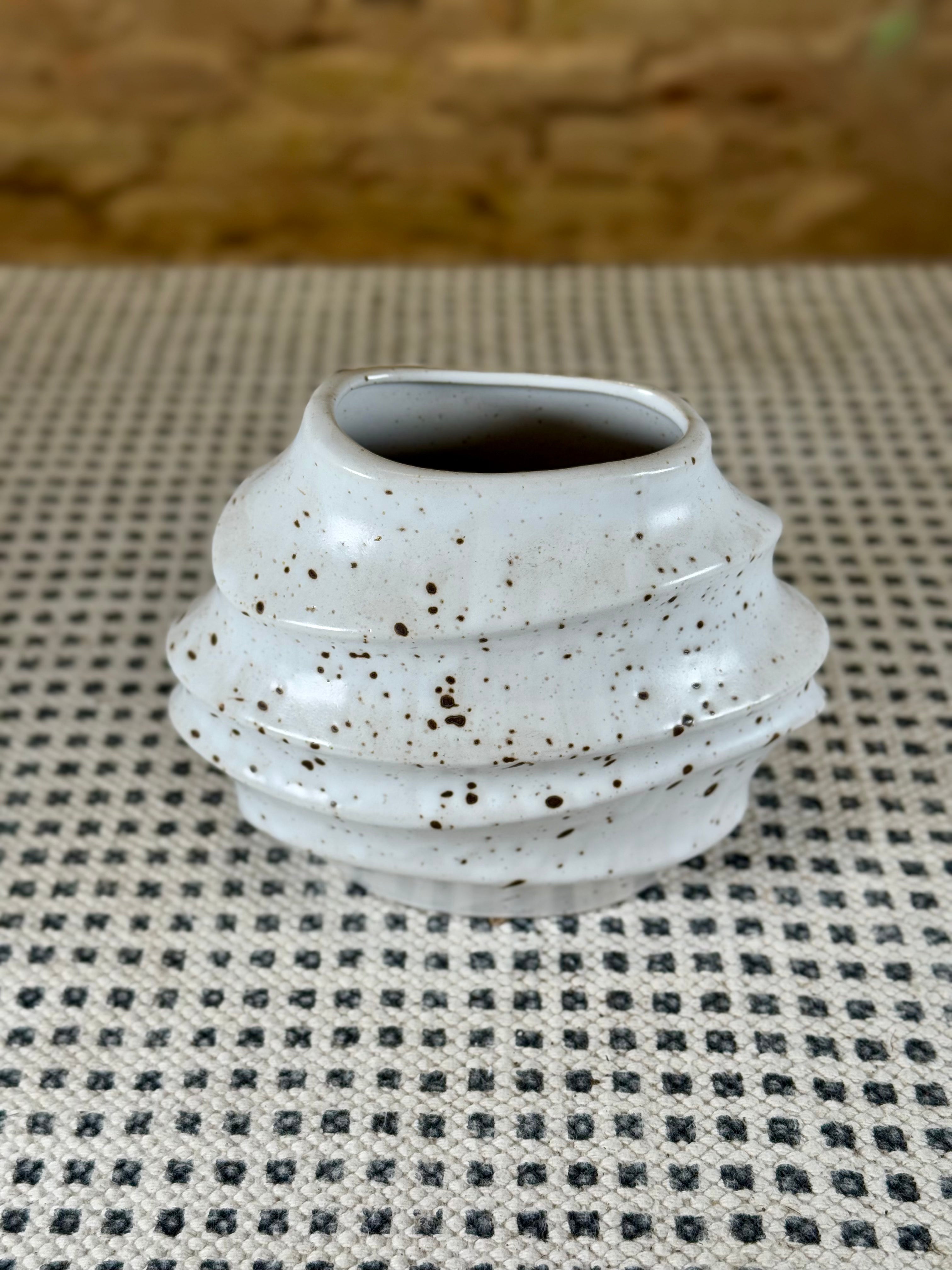 Jarrón cerámico blanco moteado – Florero artesanal con diseño orgánico