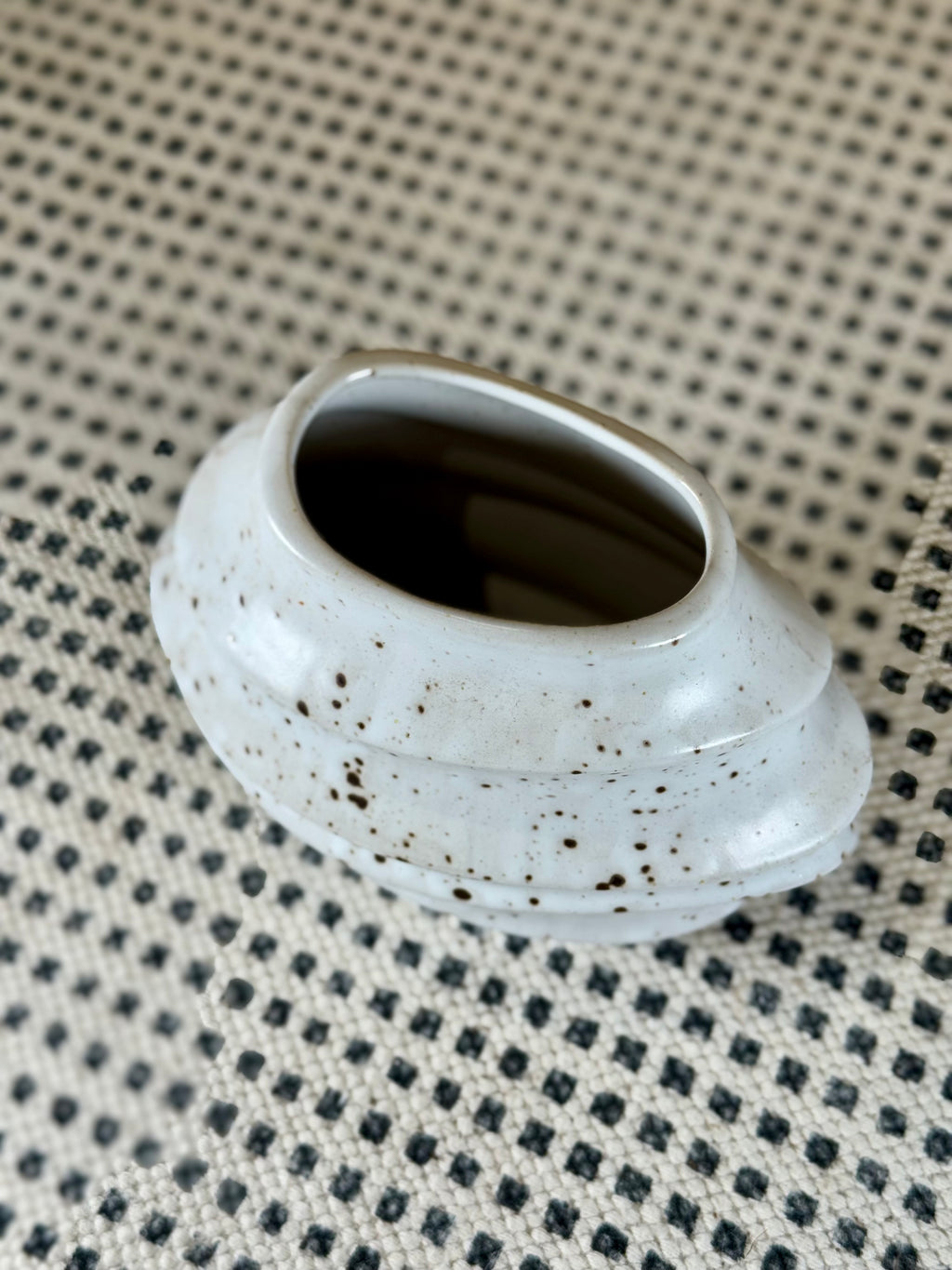 Jarrón cerámico blanco moteado – Florero artesanal con diseño orgánico