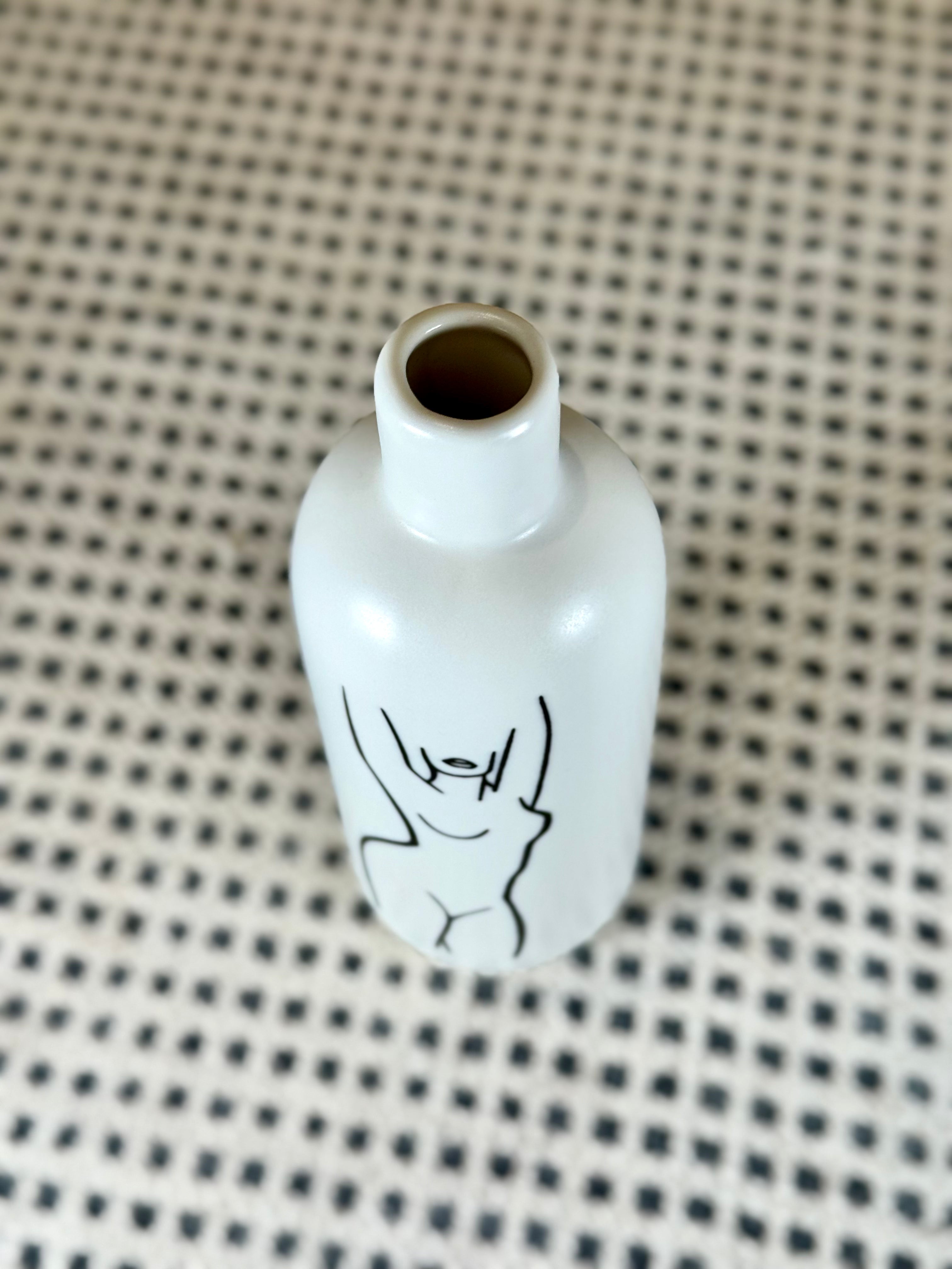 Jarrón cerámico blanco con ilustración – Florero decorativo minimalista