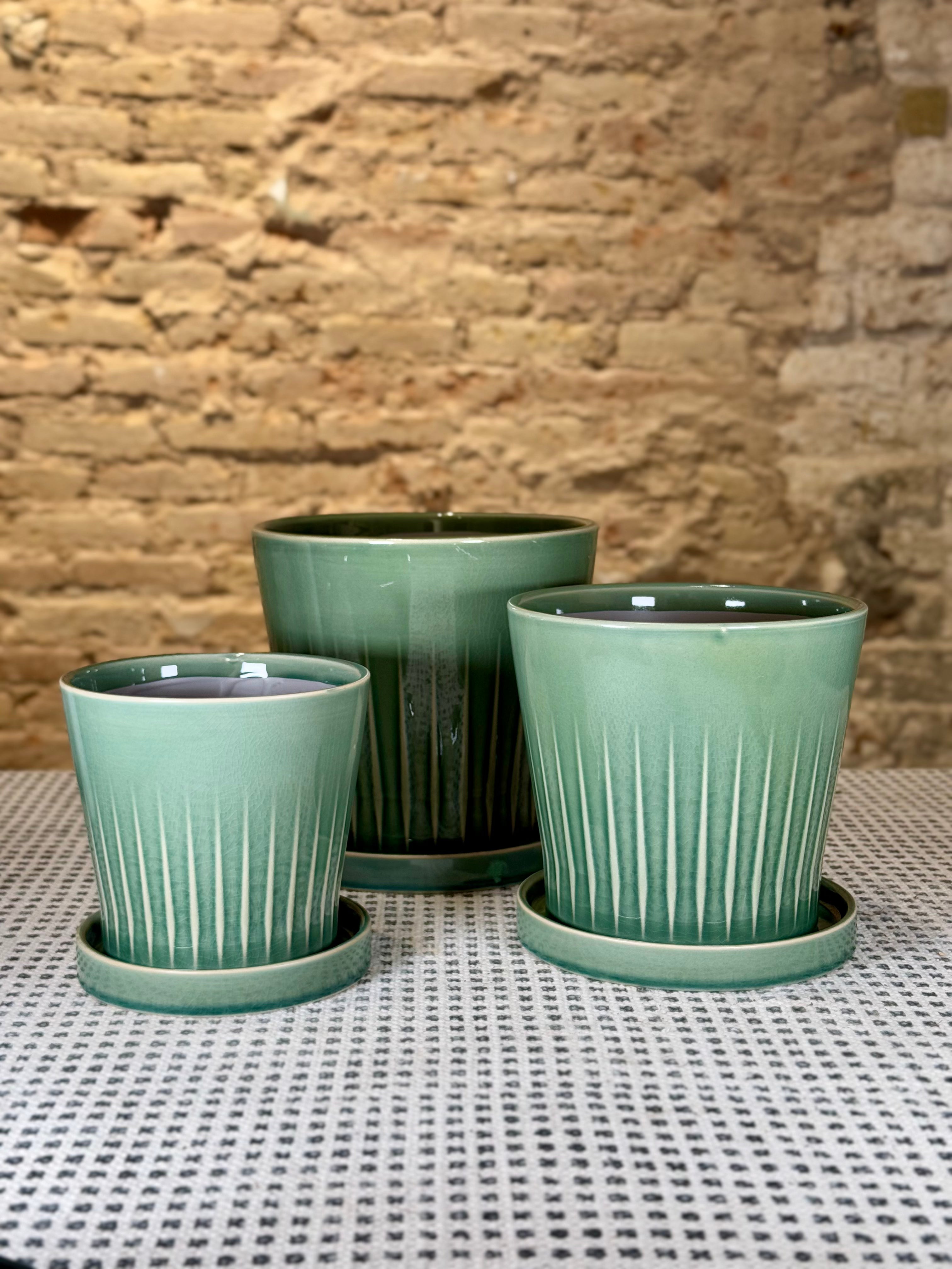 Set de macetas cerámicas verdes con plato – Diseño moderno para plantas naturales