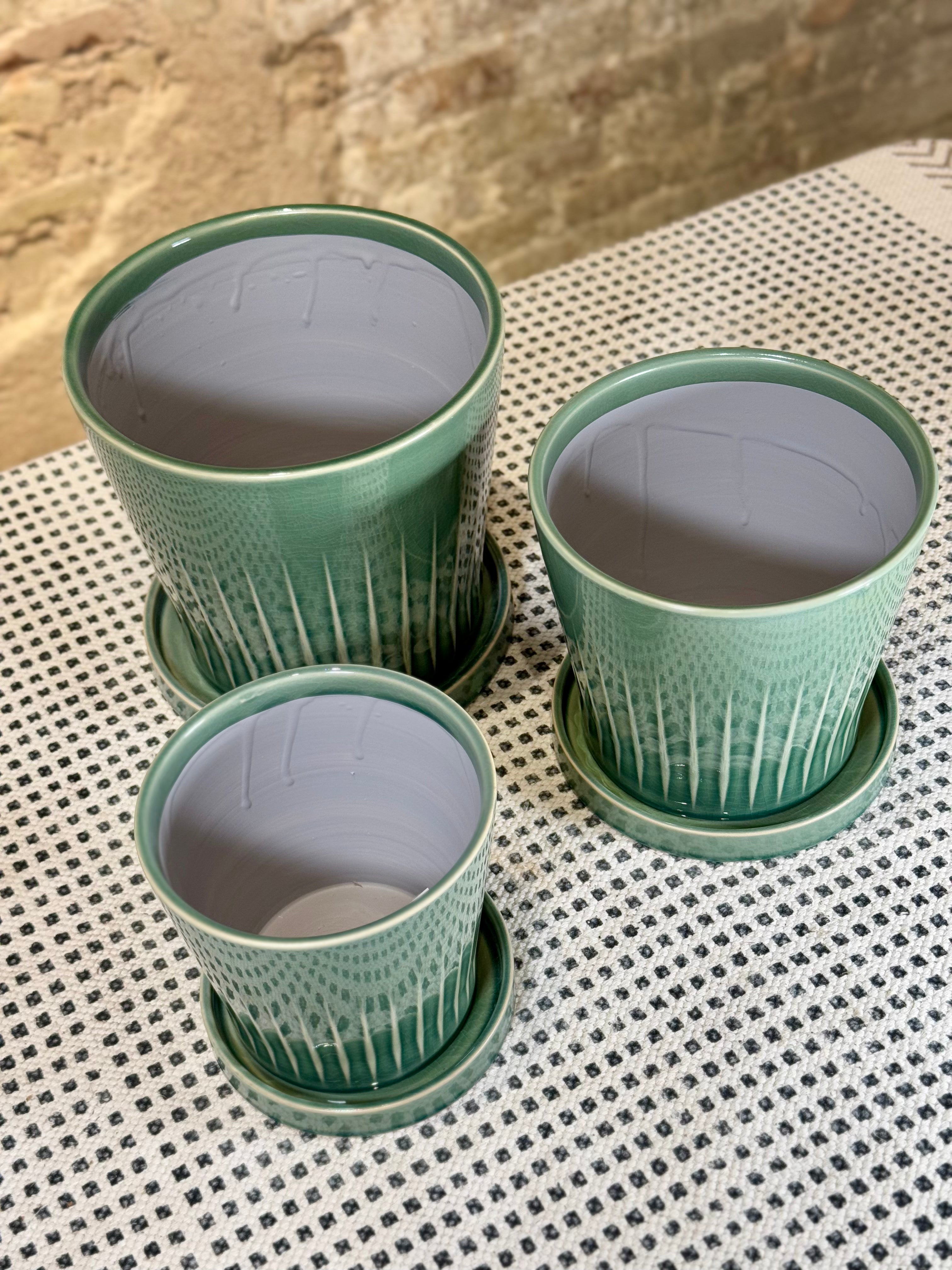 Set de macetas cerámicas verdes con plato – Diseño moderno para plantas naturales