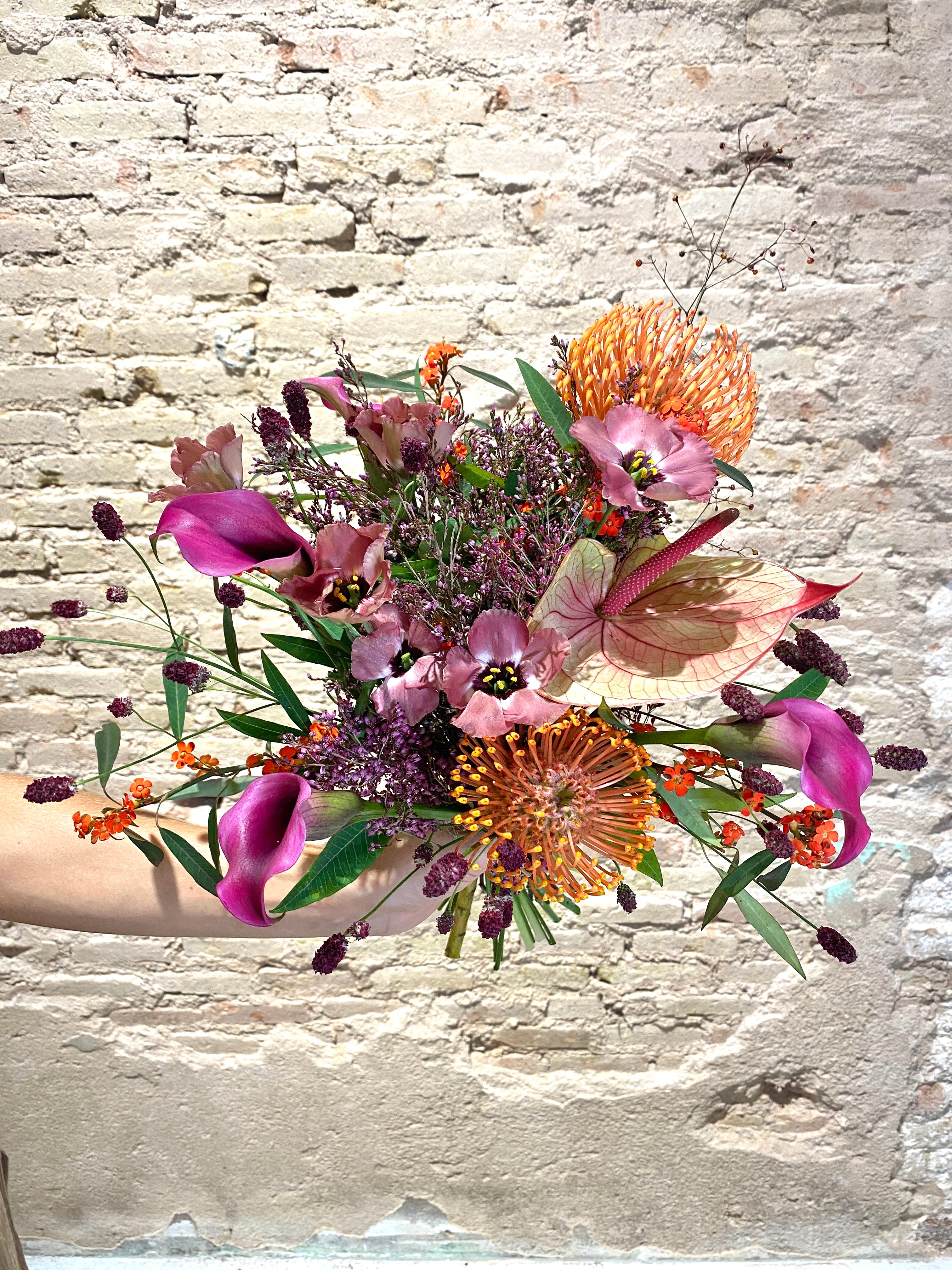 Bouquet tropical en tonos naranja y fucsia