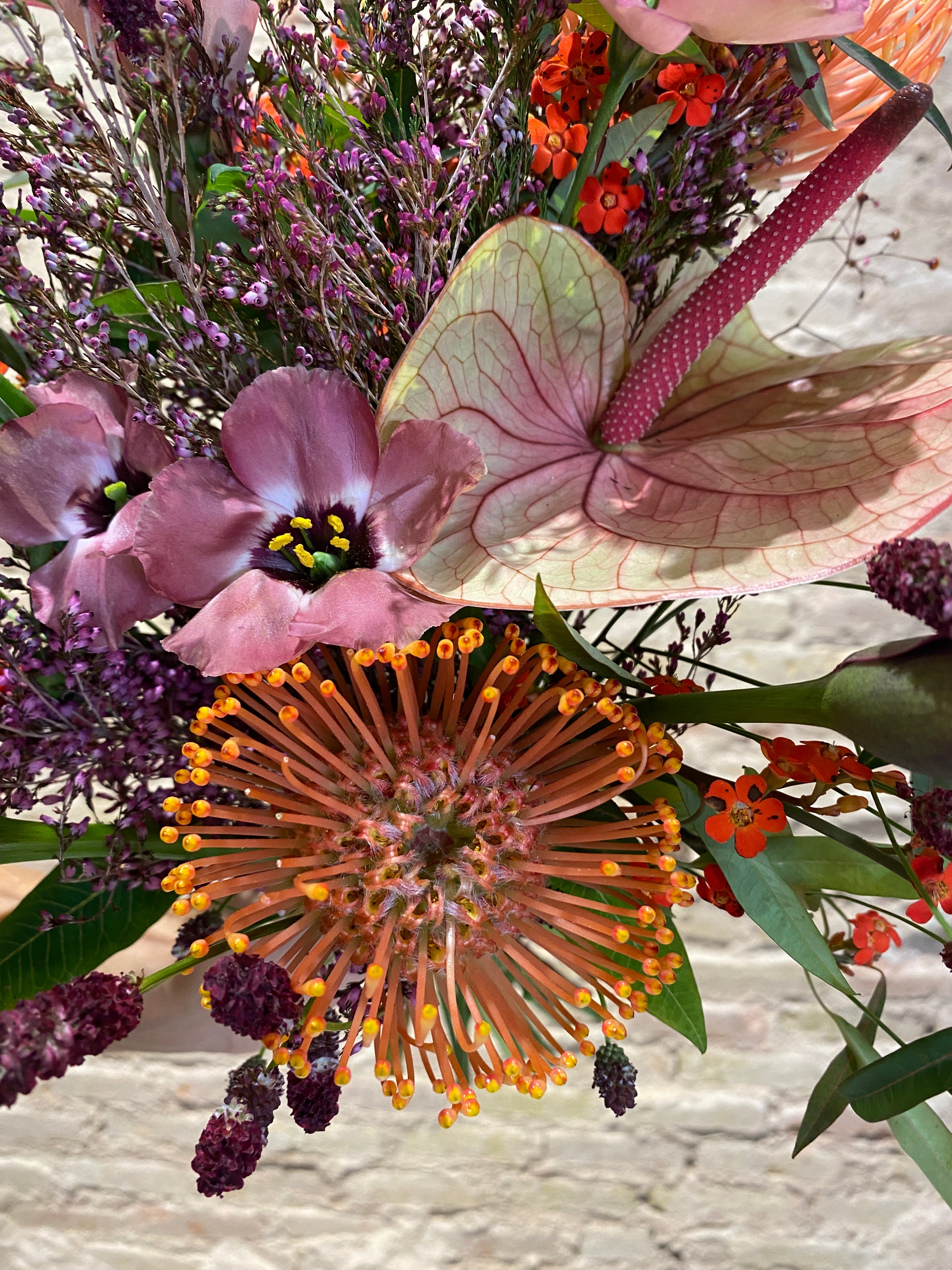 Bouquet tropical en tonos naranja y fucsia