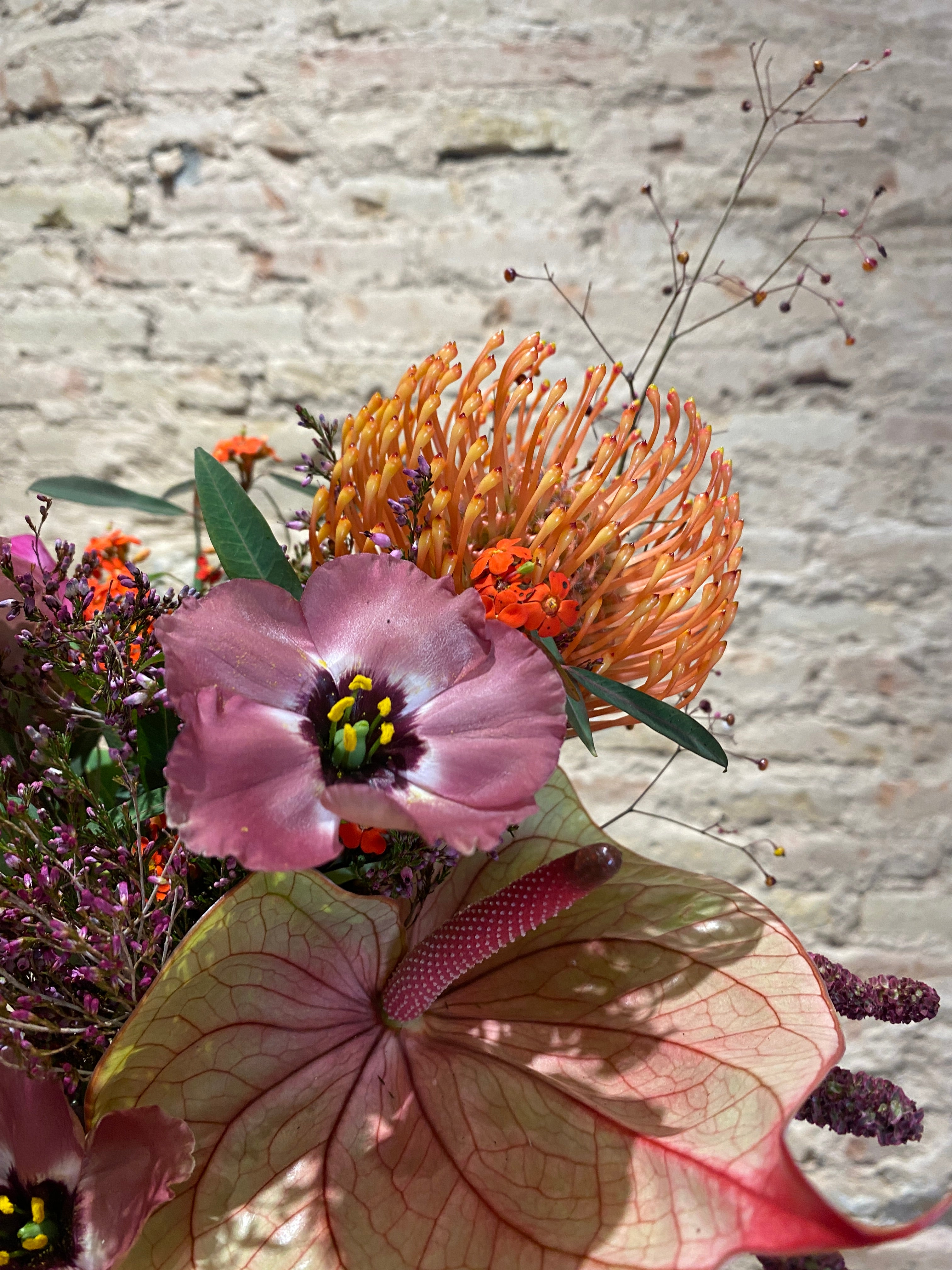 Bouquet tropical en tonos naranja y fucsia