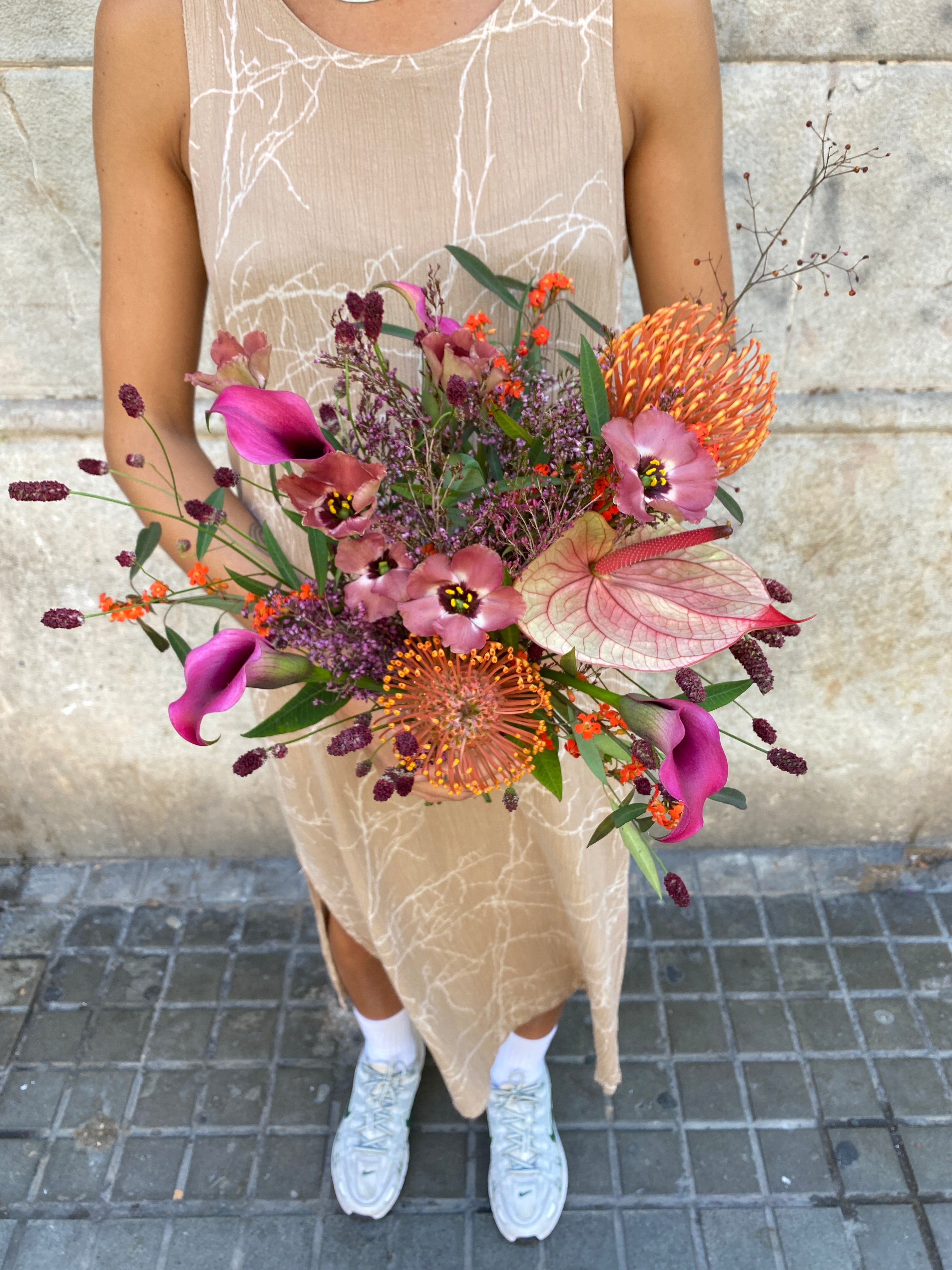Bouquet tropical en tonos naranja y fucsia