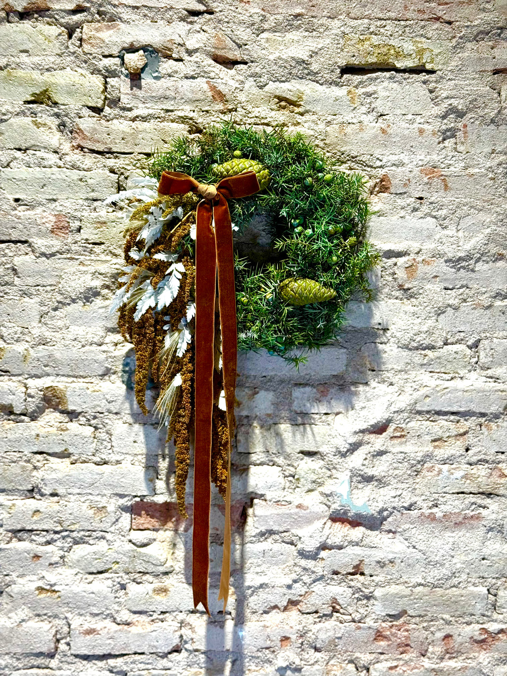 Corona Navideña Artesanal de Verde Natural y Texturas Secas | Decoración Elegante para Puertas y Paredes