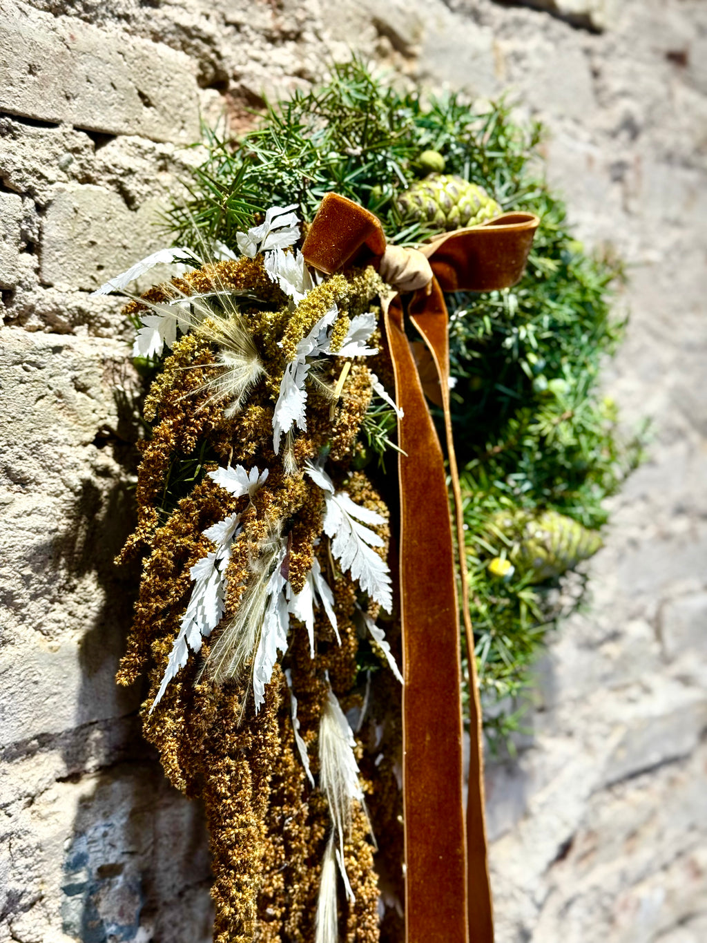 Corona Navideña Artesanal de Verde Natural y Texturas Secas | Decoración Elegante para Puertas y Paredes