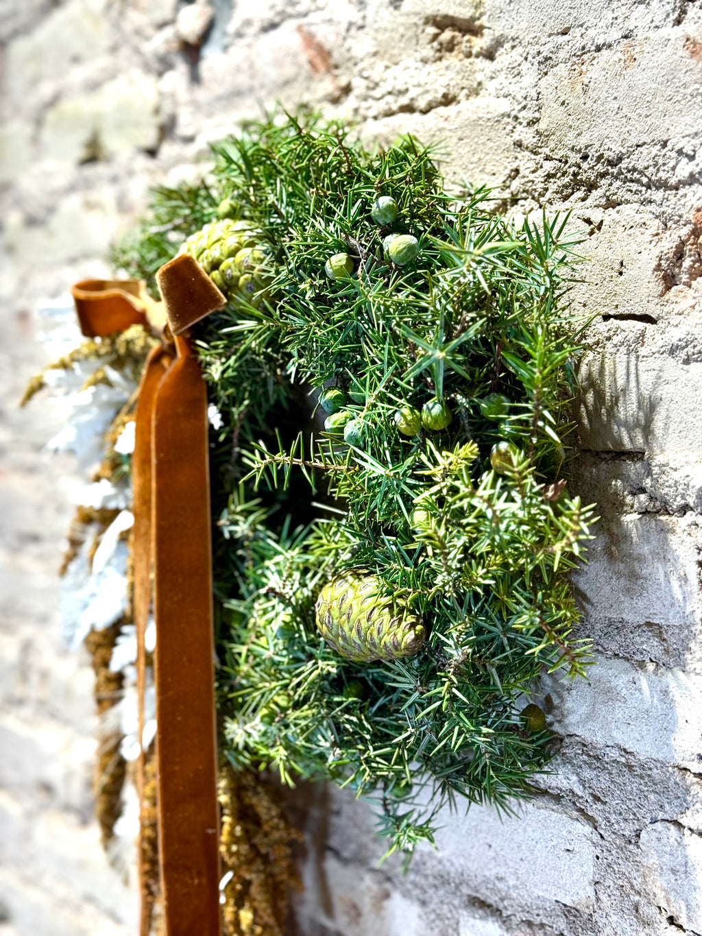 Corona Navideña Artesanal de Verde Natural y Texturas Secas | Decoración Elegante para Puertas y Paredes