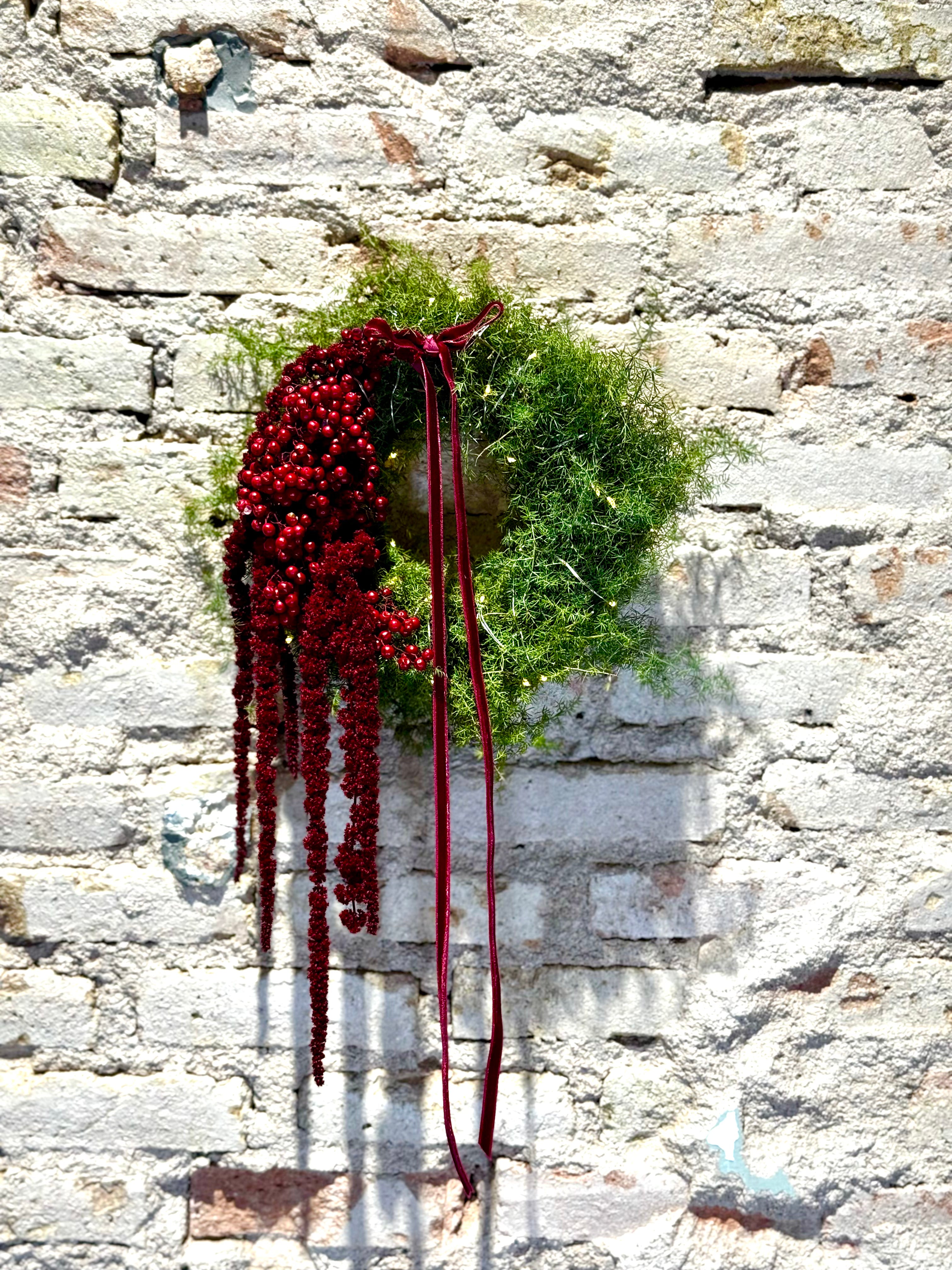 Corona Navideña Verde con Berries Rojas y Cola de Amaranto | Decoración Natural Artesanal