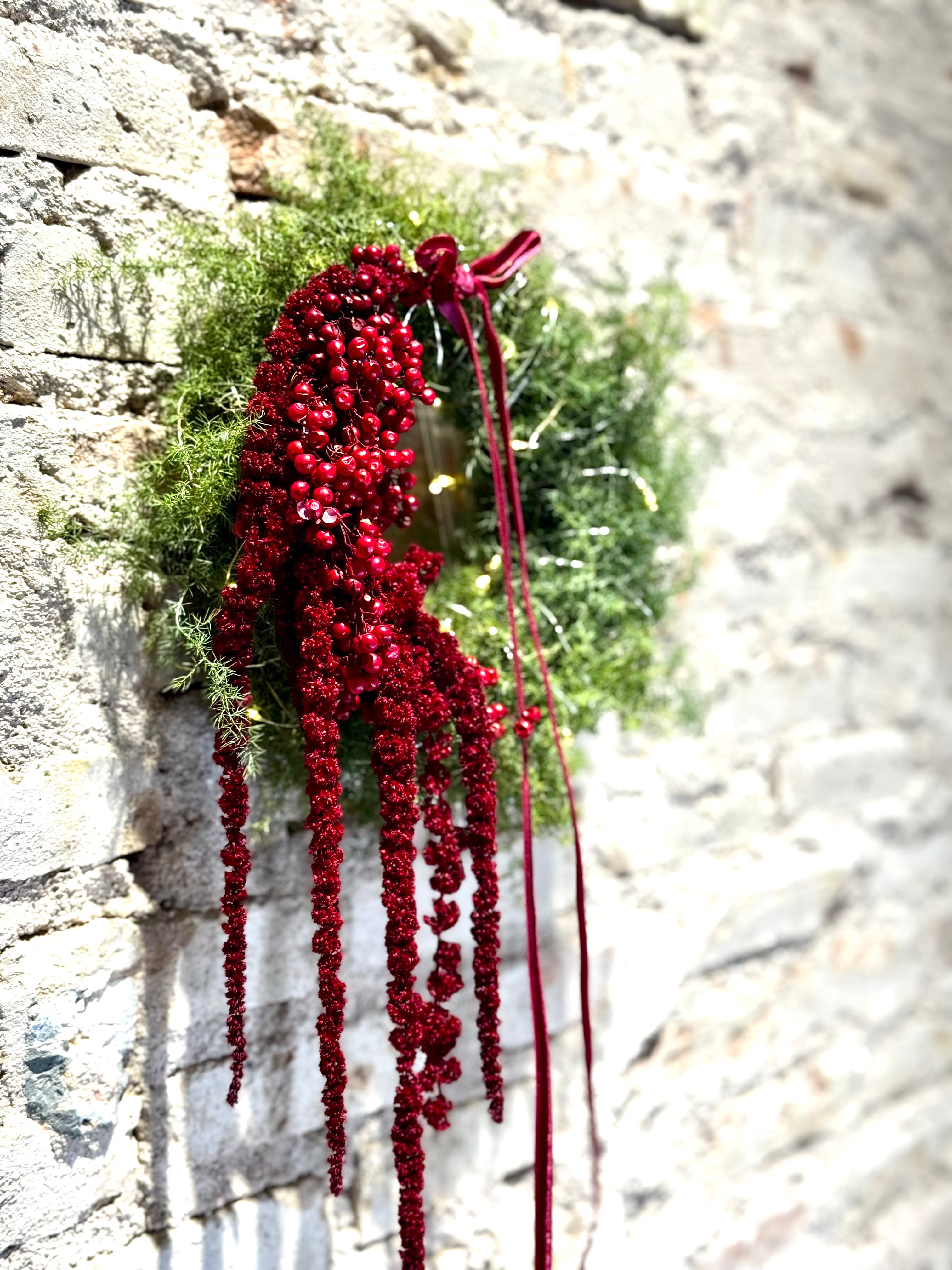 Corona Navideña Verde con Berries Rojas y Cola de Amaranto | Decoración Natural Artesanal