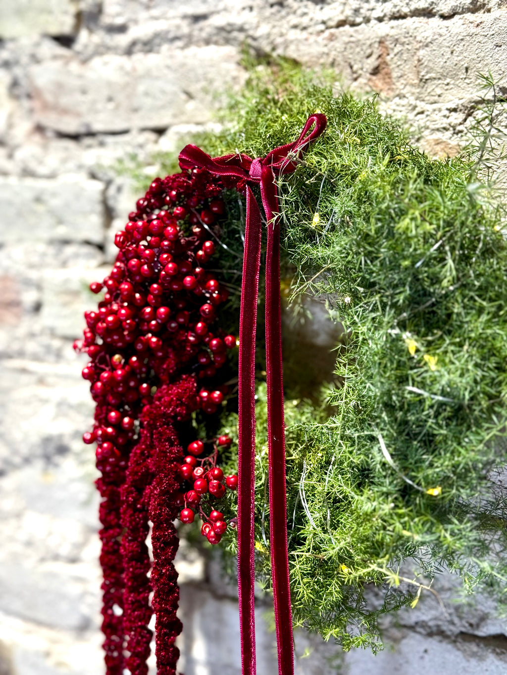 Corona Navideña Verde con Berries Rojas y Cola de Amaranto | Decoración Natural Artesanal